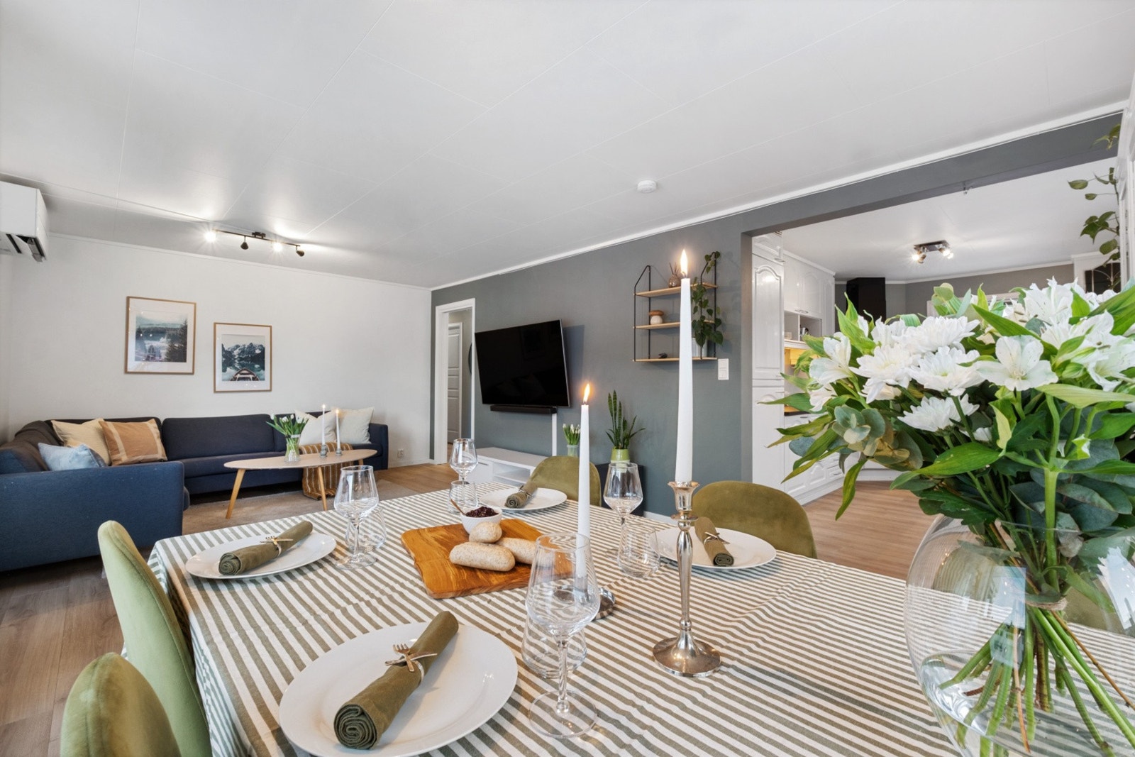 Kjøkken med åpen løsning mot stue, likevel ligger det praktisk tilbaketrukket og oppleves romslig. Galleribilde