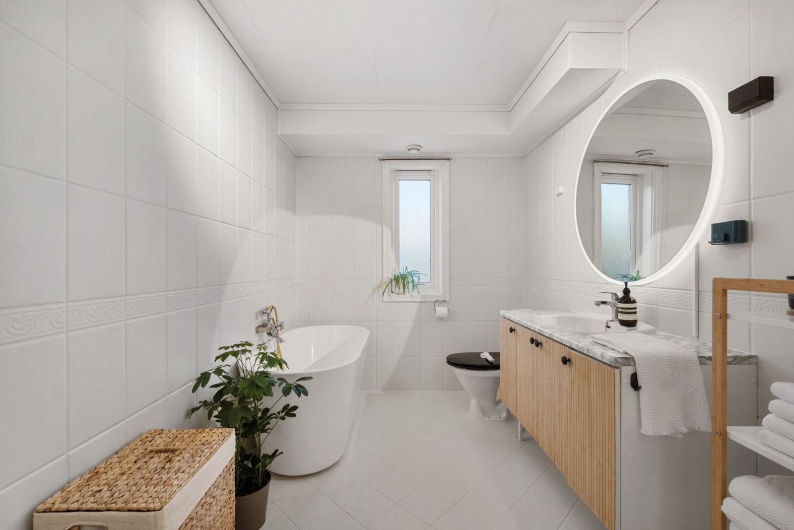 Badet har innredning med nedfelt servant, toalett, dusjkabinett og badekar. Galleribilde