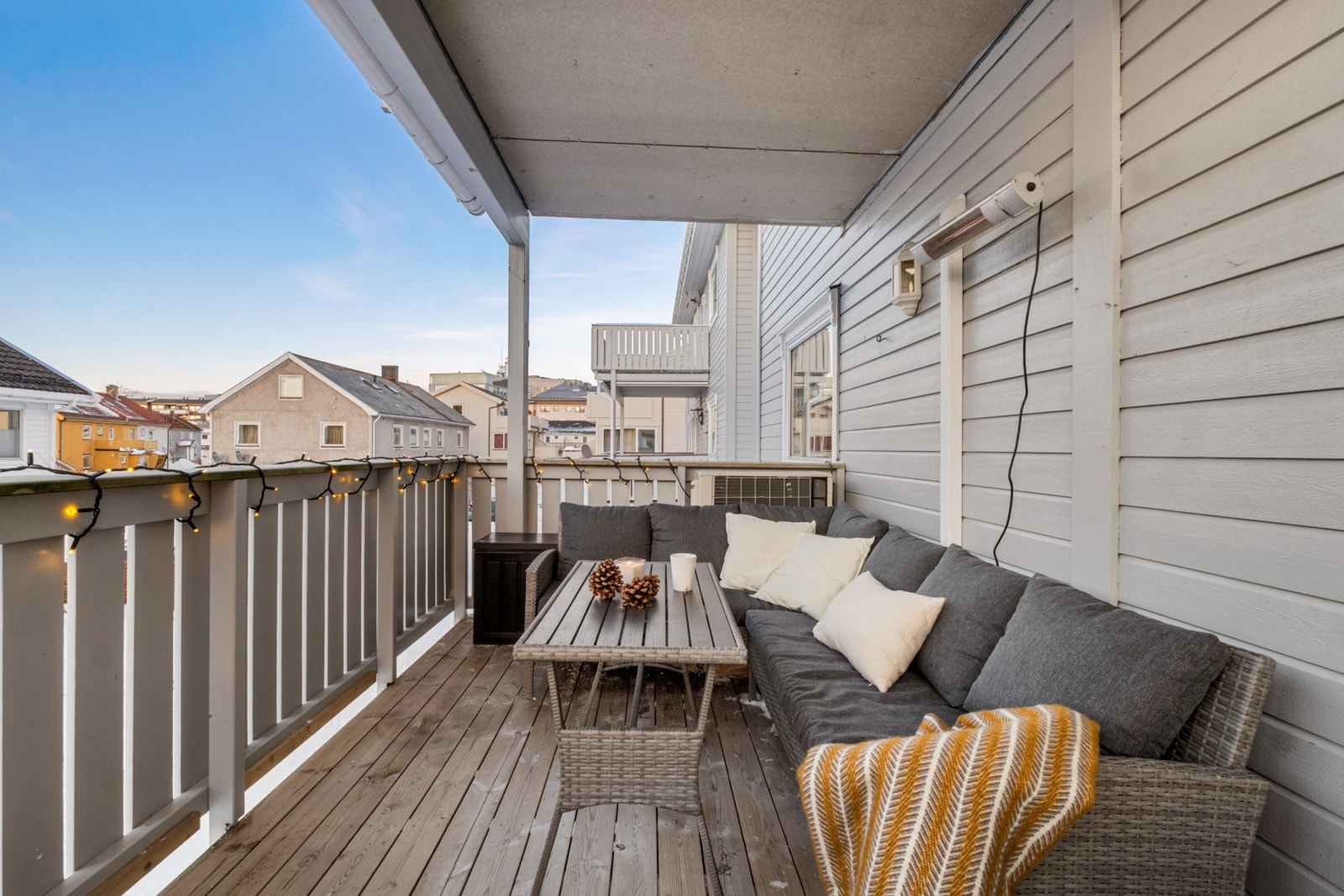 Her kan du nyte soldagene med god plass for utemøbler. Galleribilde