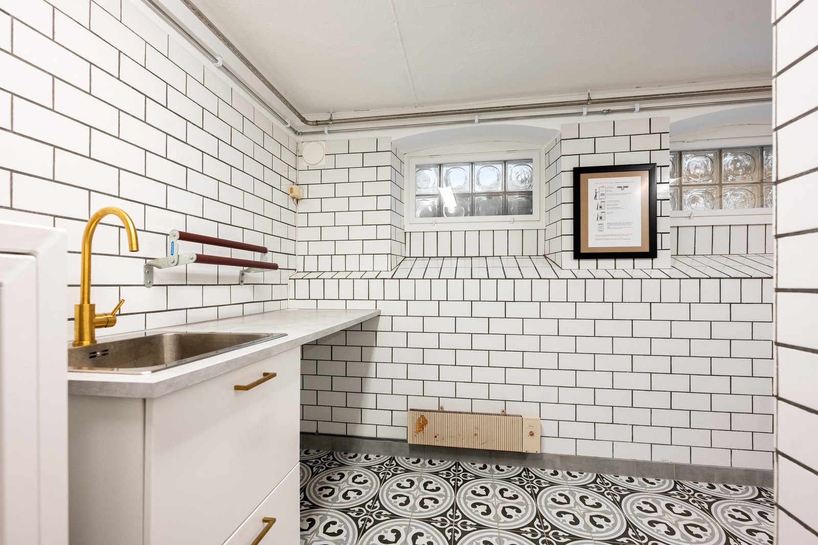 I byggets kjeller er det en nyere vaskekjeller, med lekre fliser og hyggelig interiør Galleribilde