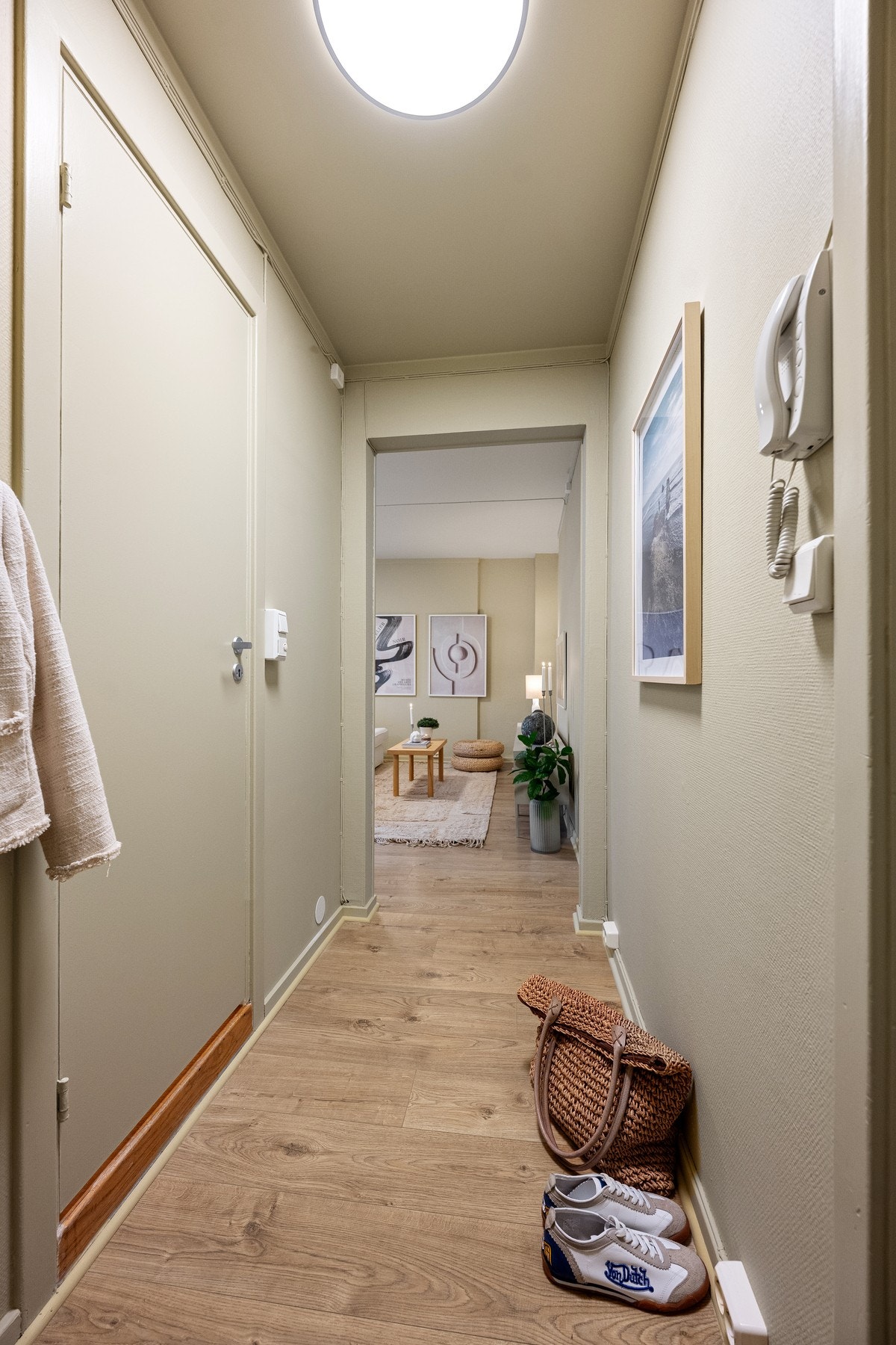 Entré med plass til knaggrekker, skohyller mm. Galleribilde