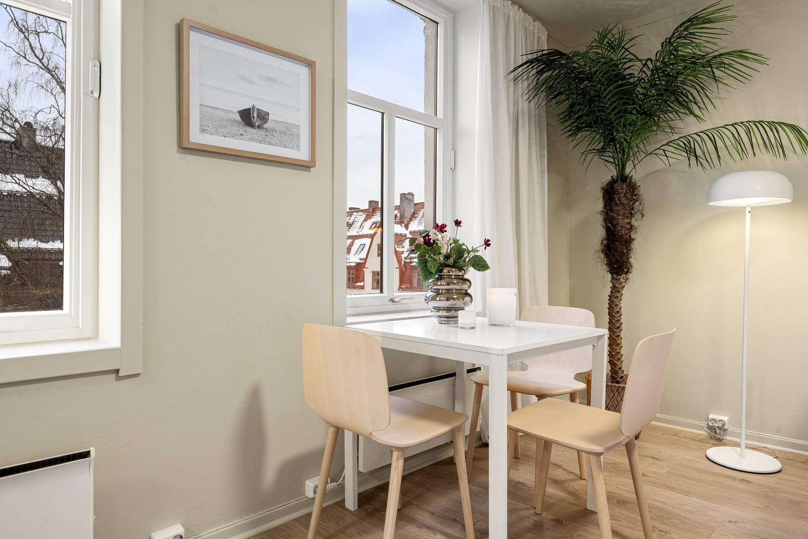 Rommet har plass til smarte løsninger for sov og opphold Galleribilde