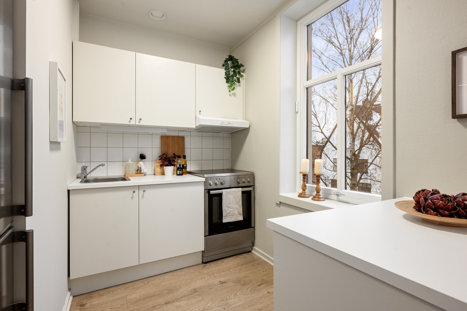 Kjøkkeninnredningen er fra 2012, med ny benkeplate i 2026 Galleribilde