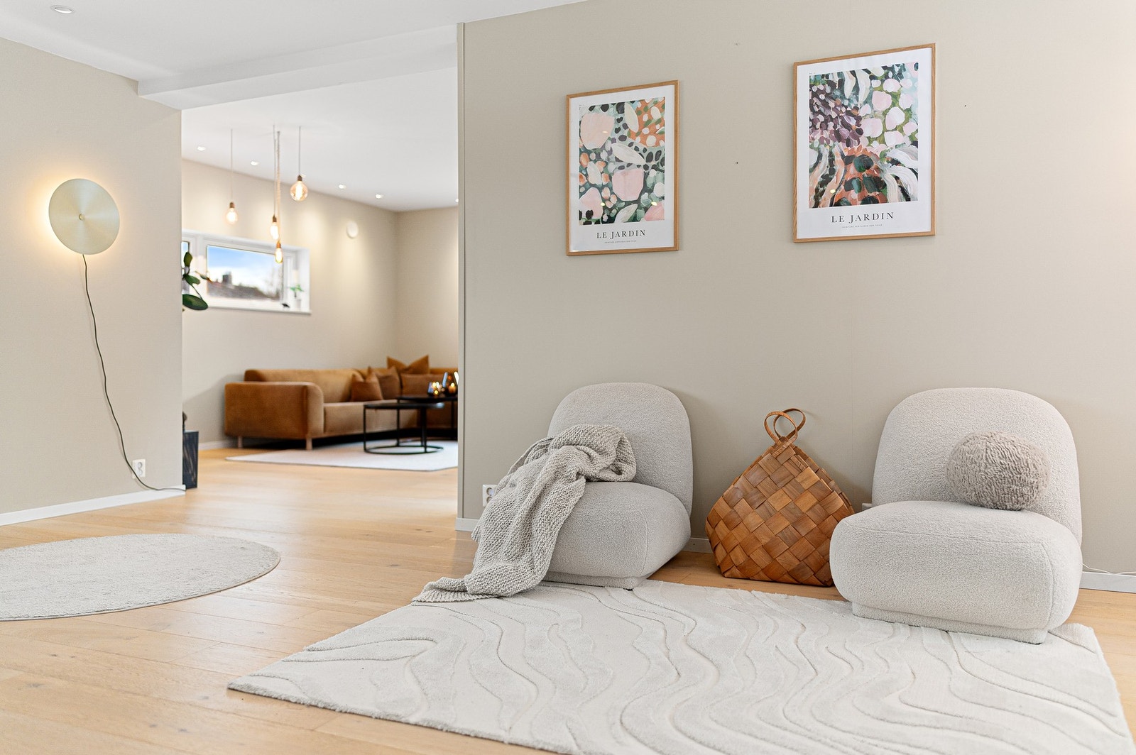 Boligen har en svært gjennomført standard og er godt vedlikeholdt. Dette gjenspeiles i tilstandsrapporten fra takstmann. Galleribilde