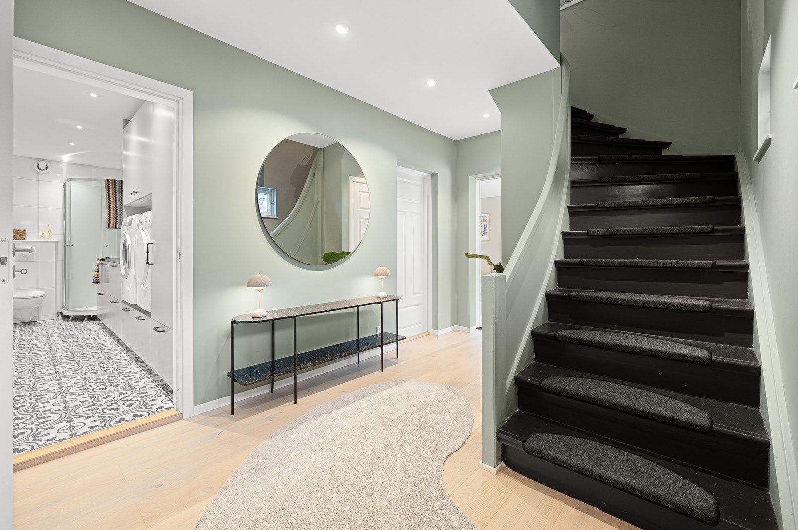 Fra entréen er det adkomst til en romslig gang på 9,7 m². Galleribilde