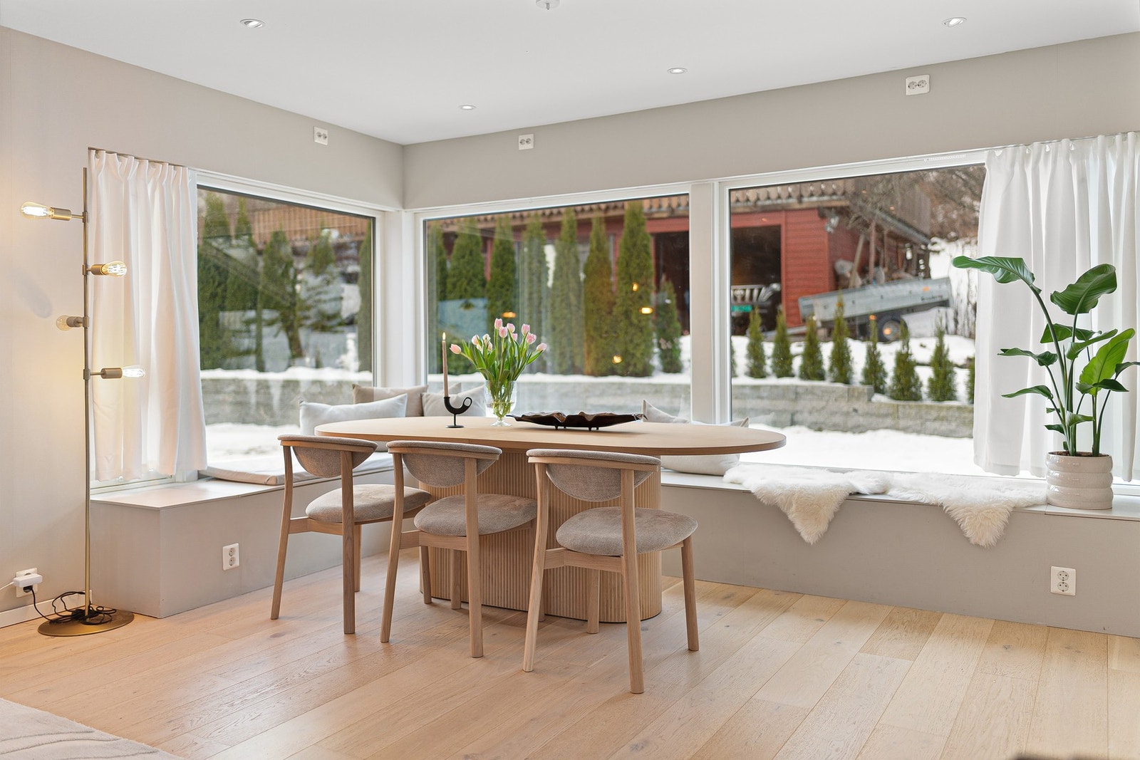 Her har man god plass til å invitere på langbord. Galleribilde