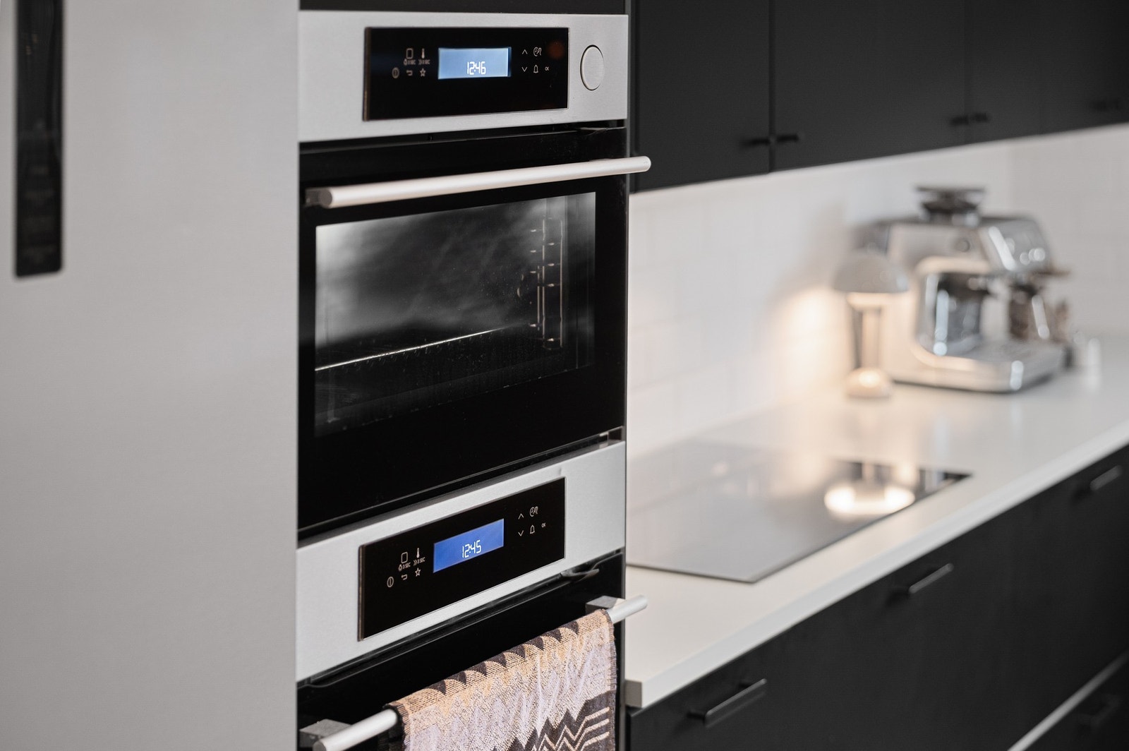 Integrert stekeovn og kombiovnen plassert i praktisk høyde, som gir en ergonomisk og ryddig kjøkkenløsning. Galleribilde