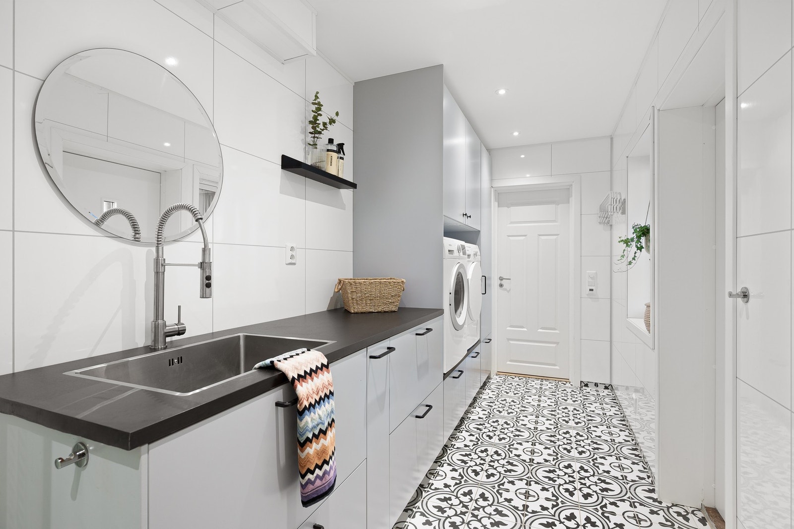 Romslig og pent flislagt vaskerom på hele 8,2m². Galleribilde