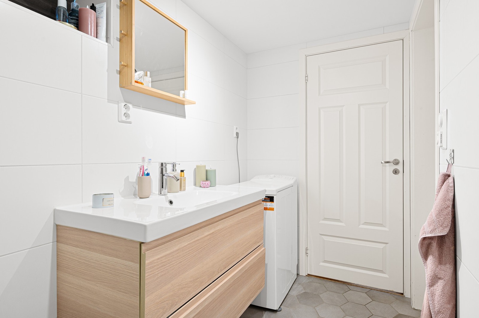 Her har man bl.a vegghengt WC, servantinnredning med glatte fronter og helstøpt servantplate med 1-greps blandebatteri. I tillegg er rommet utstyrt med opplegg for vaskemaskin. Galleribilde