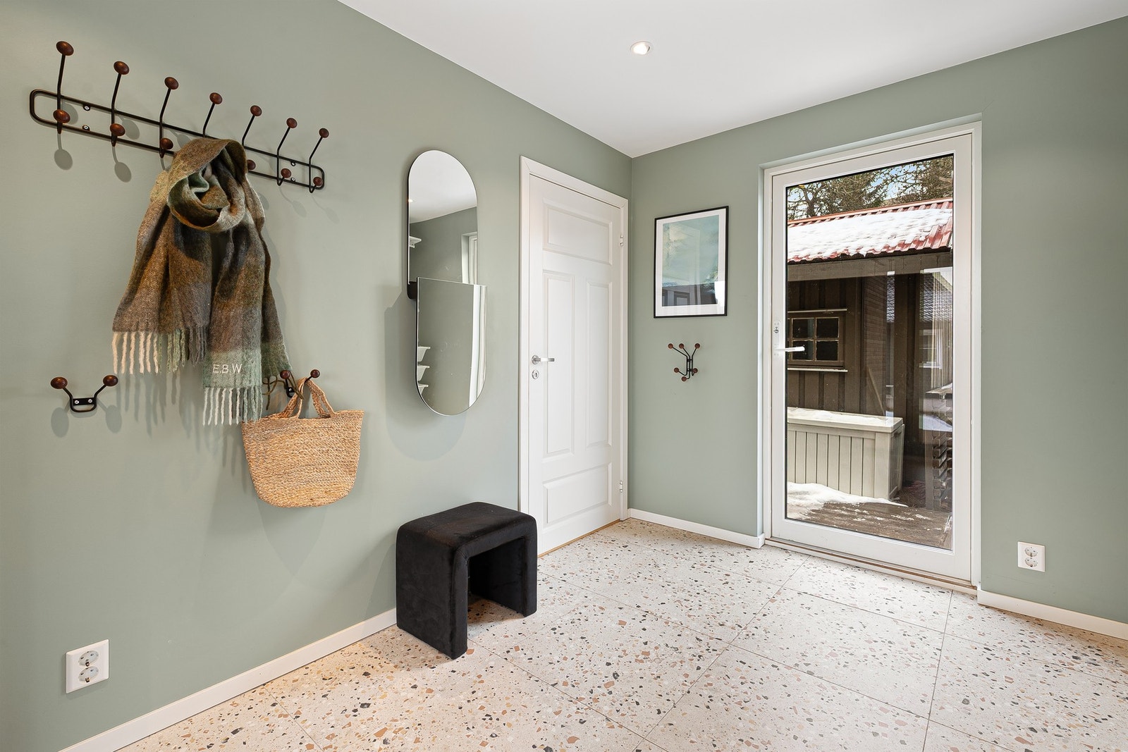 Her har man god plass til å henge fra seg klær og utstyr. Galleribilde