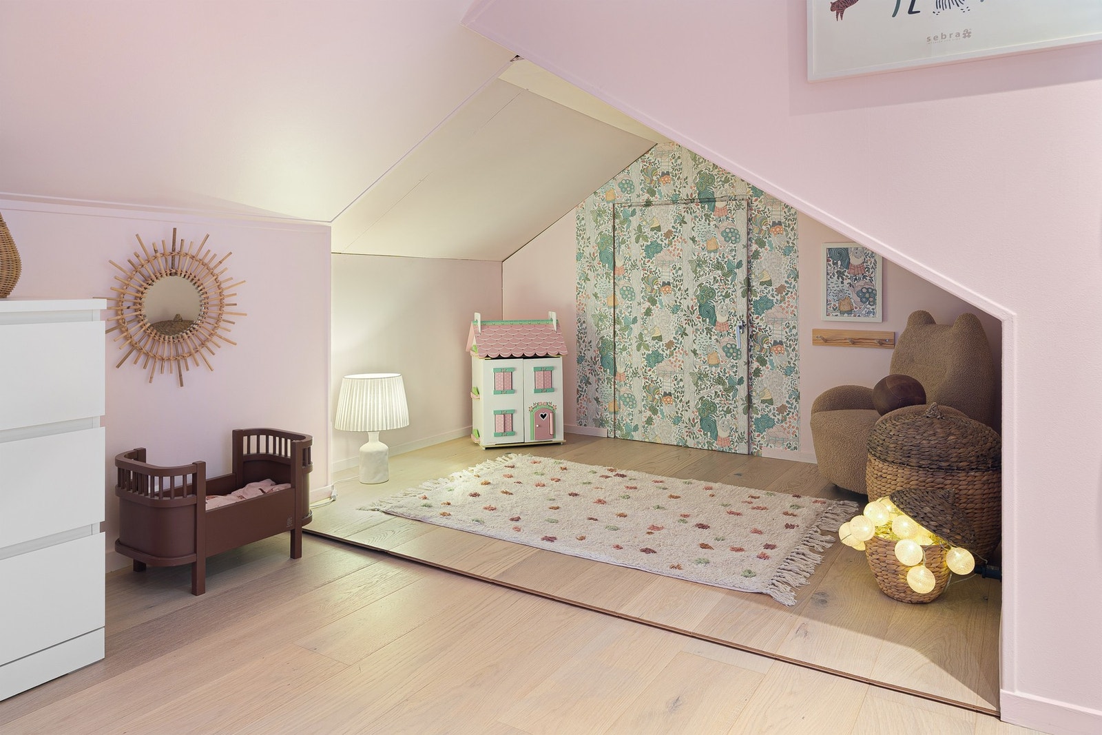 I tilknytning til soverommet er det et kott som gir ekstra lagrings- og oppbevaringsplass. Galleribilde