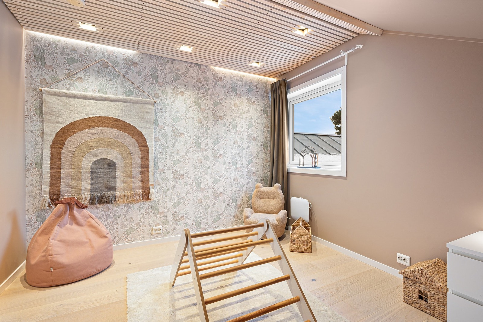 Her har man god plass til ønsket soveromsmøblement. Galleribilde