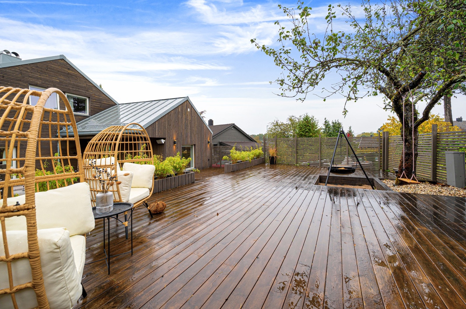 Fra Charlottenlund er det kort vei til helårs turterreng i Estenstadmarka, som kan skilte med lysløype, akebakke og bemannet hytte med rømmegrøtservering for søndagsturen. Galleribilde