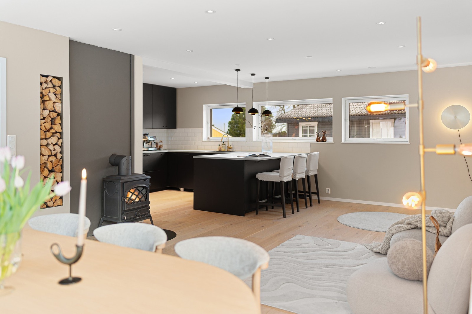 Varmepumpe i tillegg til vedfyring gir en effektiv oppvarming året rundt. Galleribilde