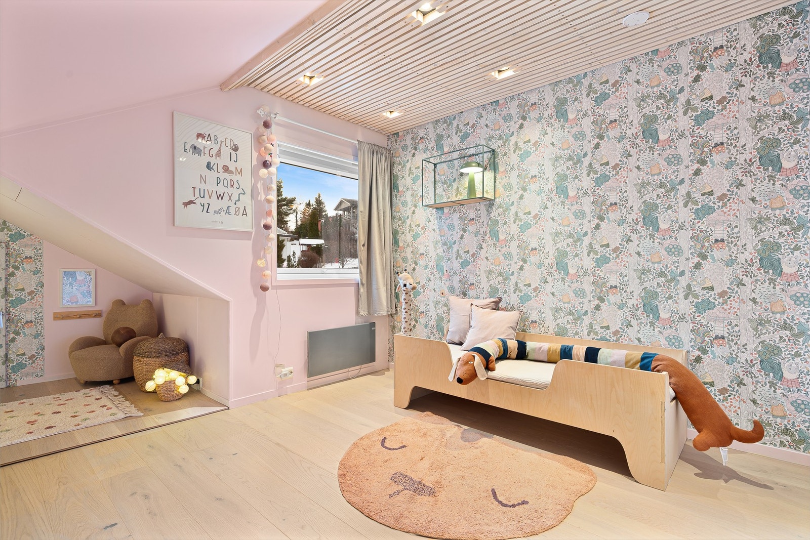 Her har man god plass til ønsket soveromsmøblement. Galleribilde