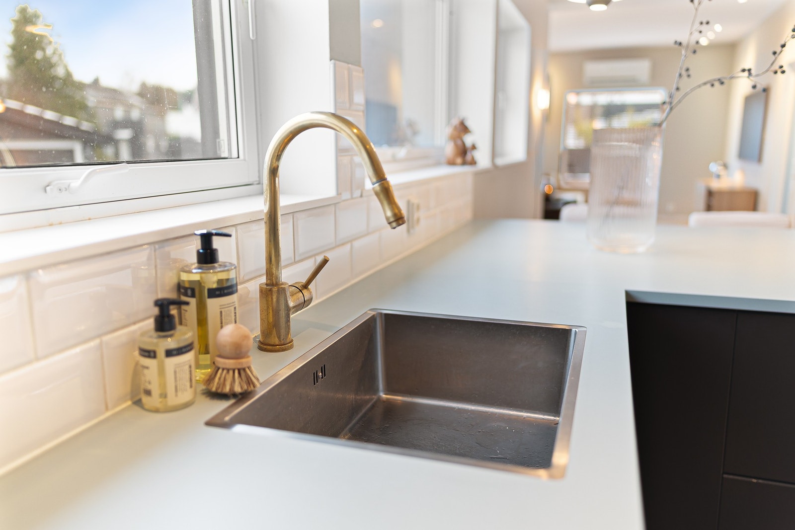 Vaskesone ved vindu med nedfelt stålvask, god avsettingsplass og utsyn mot uteområdet. Galleribilde