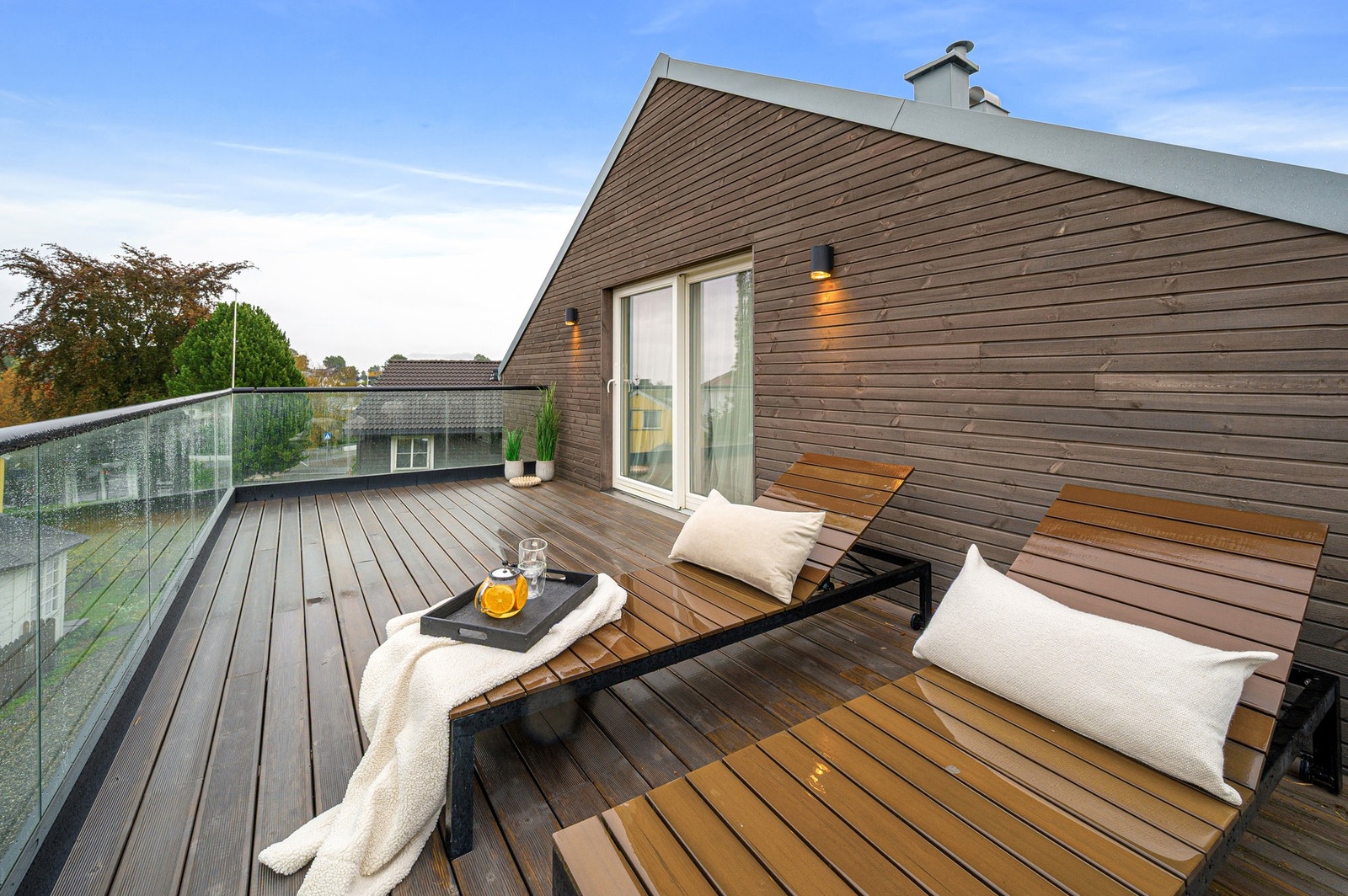 Her har man god plass til ønsket utemøblement. Galleribilde