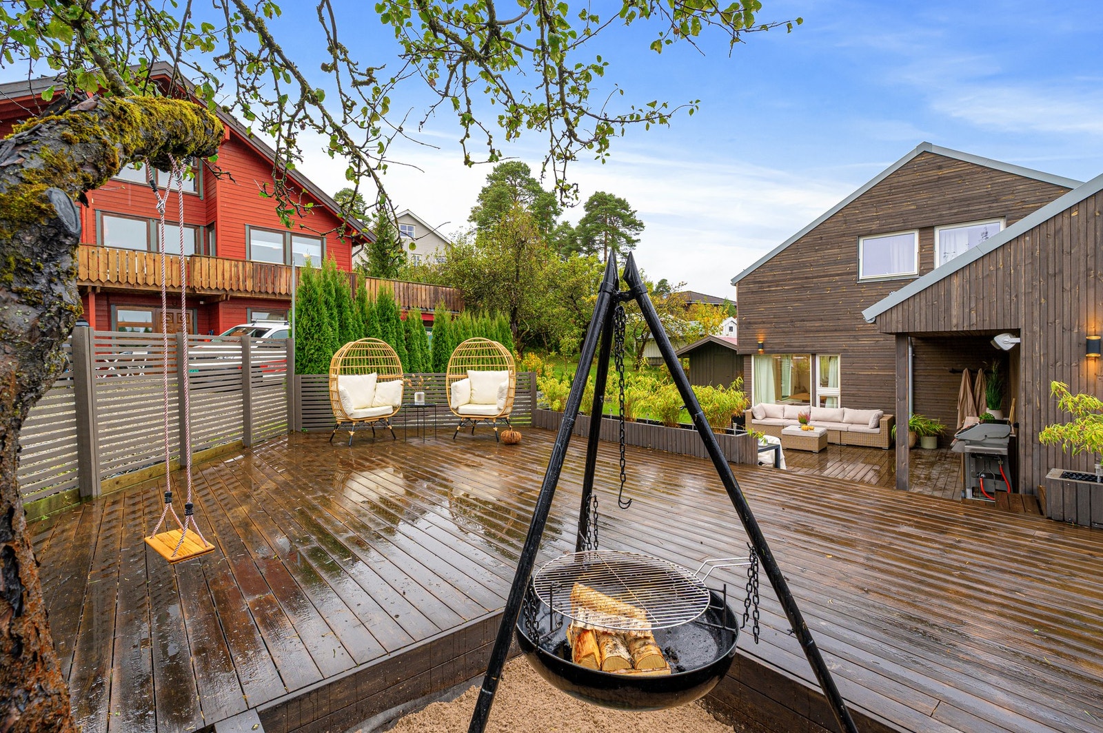 Romslig, solrik terrasse med grillplass, sittegrupper og grønne omgivelser - perfekt for avslapning og sosiale sammenkomster. Galleribilde