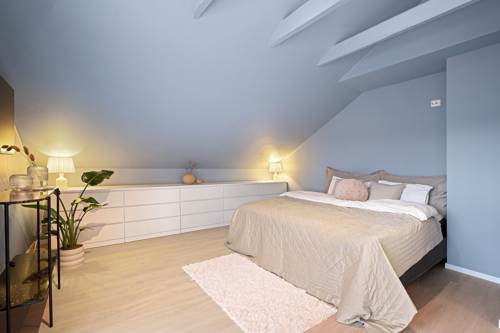 Her har man god plass til ønsket soveromsmøblement. Galleribilde