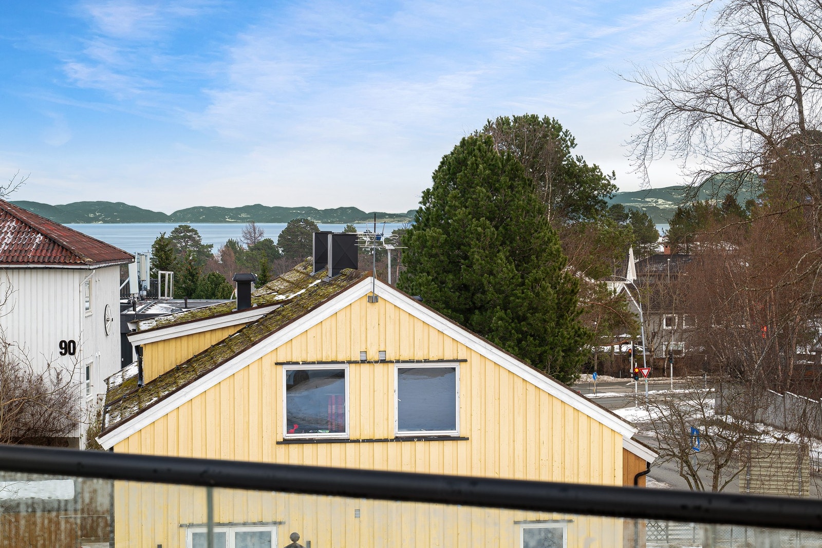 Fra altan kan man nyte flotte utsiktsforhold ned mot Trondheimsfjorden. Galleribilde