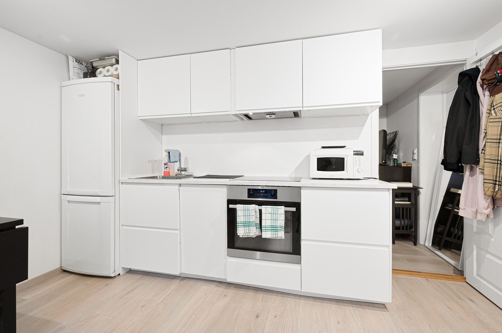 Romslig kjøkken med integrert platetopp og komfyr. Galleribilde