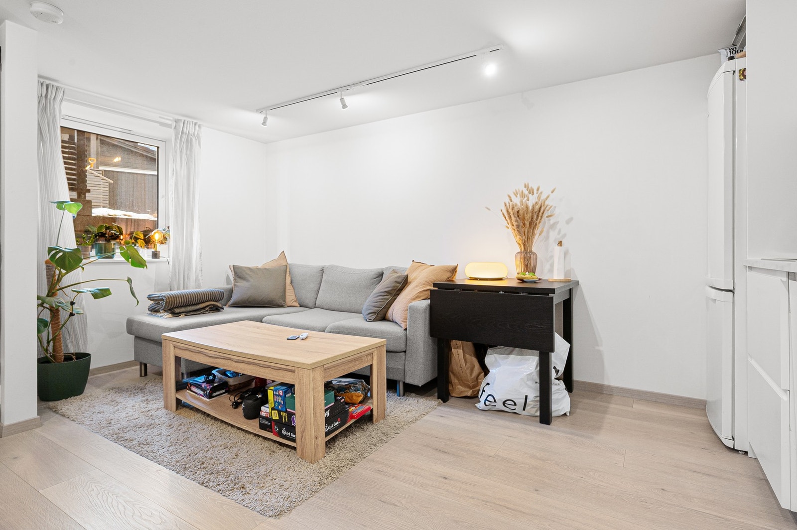 Åpen stue-/kjøkken løsning på 17,3m². Galleribilde