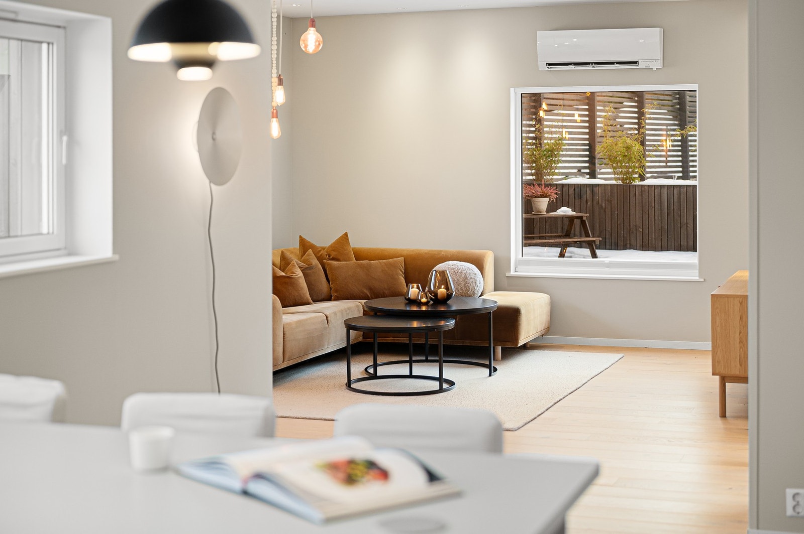 Åpen forbindelse fra kjøkkenet mot stuen, som gir en naturlig og sammenhengende romfølelse. Galleribilde