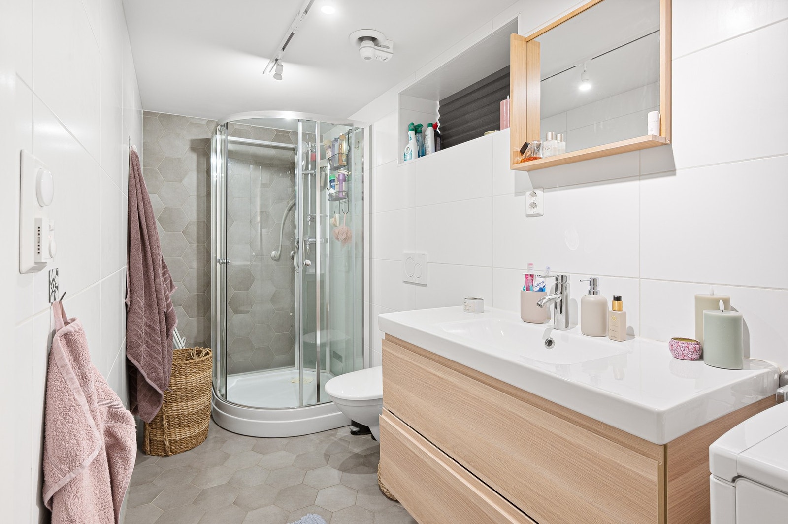 Lyst og pent flislagt bad på 5,1m². Galleribilde