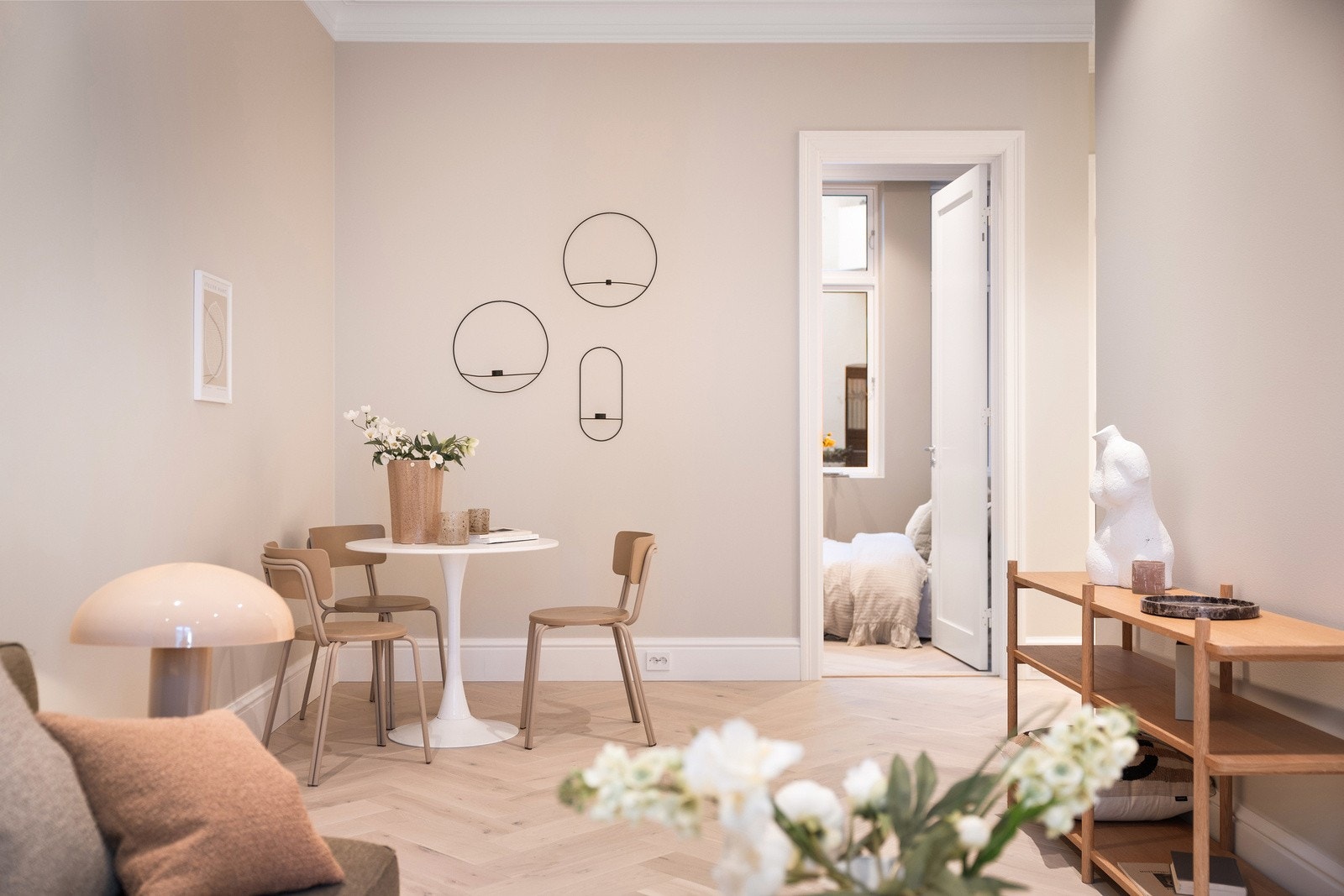 God plass til spisestue og sofagruppe Galleribilde