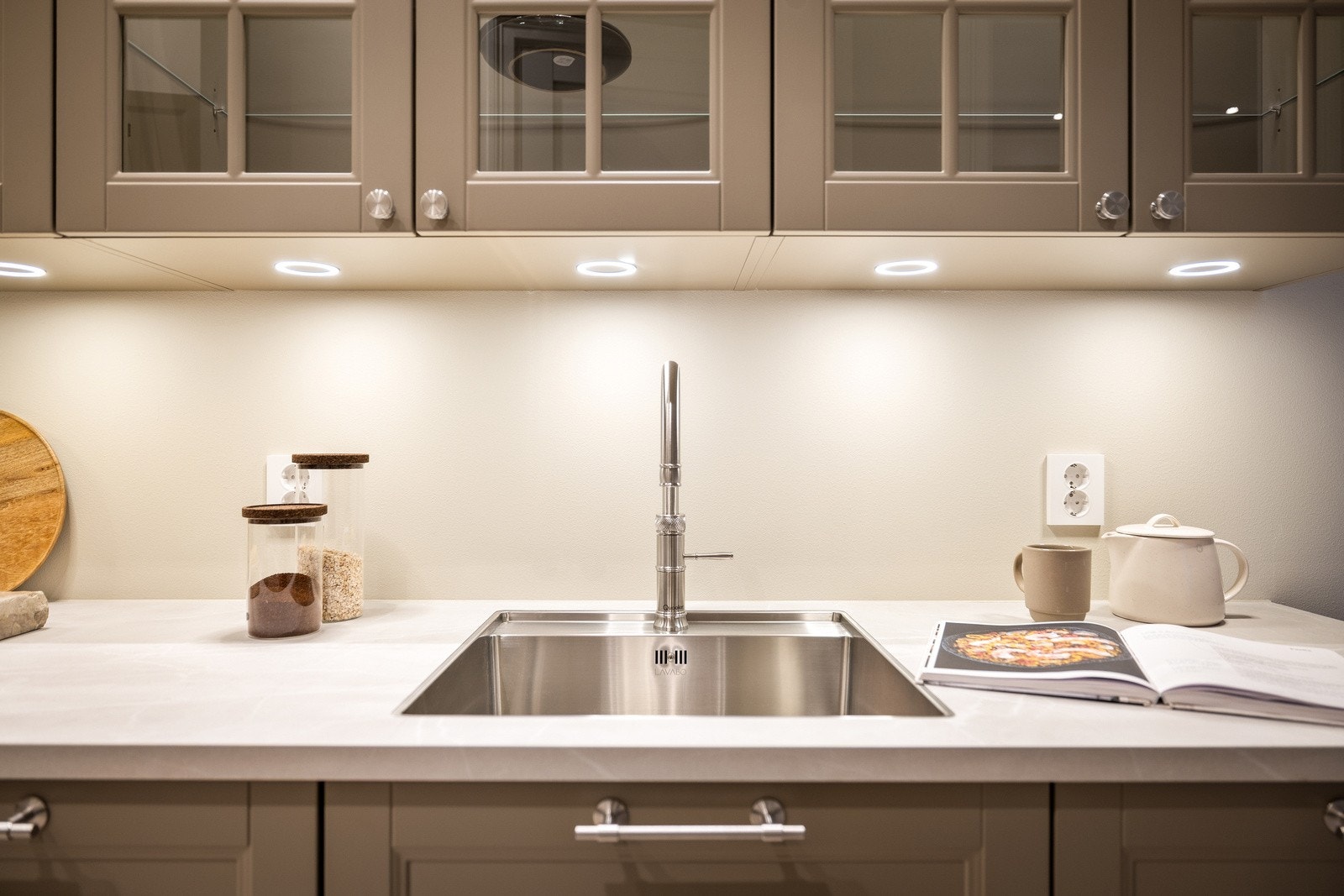 Belysning under skapene Galleribilde