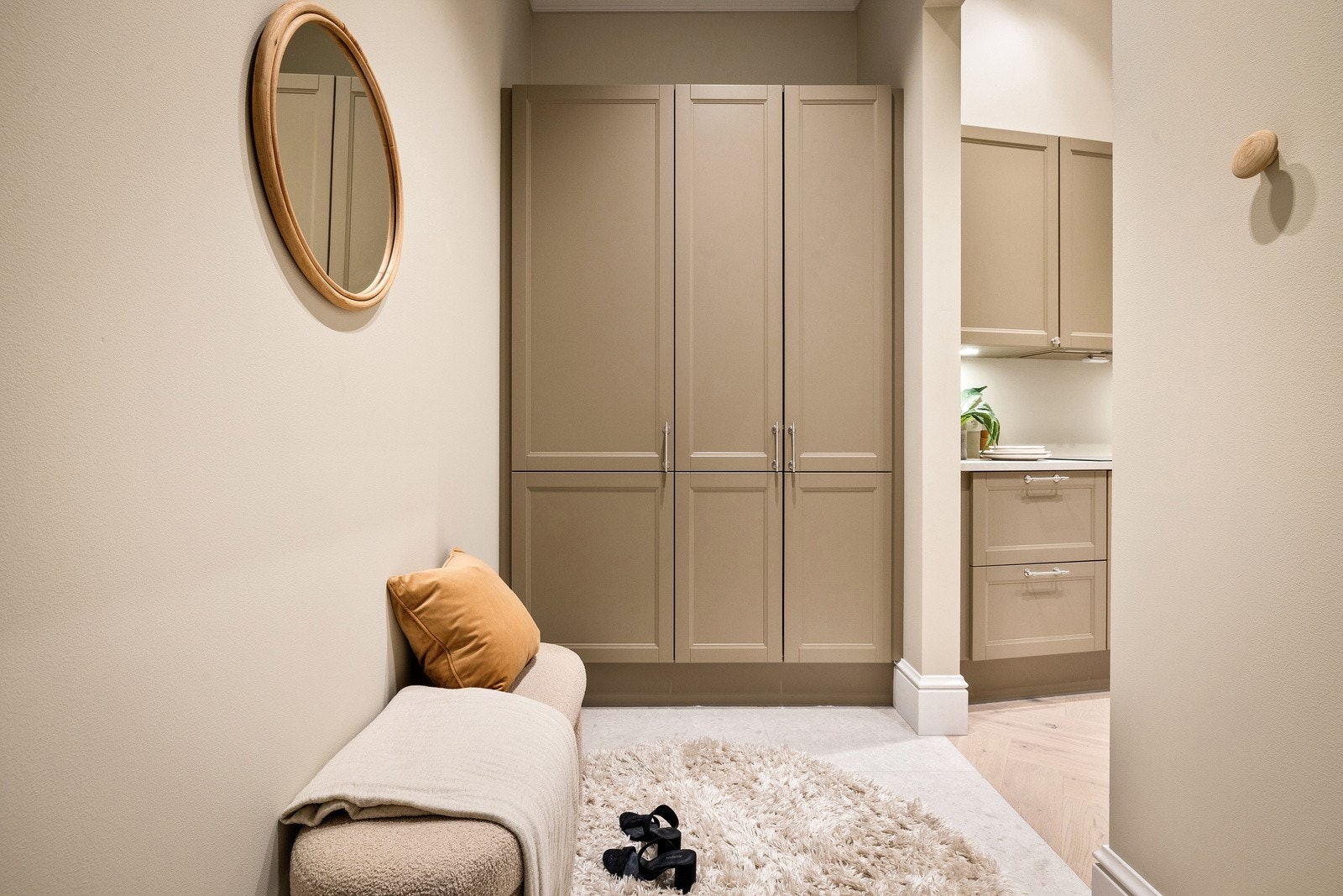 Entré med godt tilpasset garderobeløsning Galleribilde