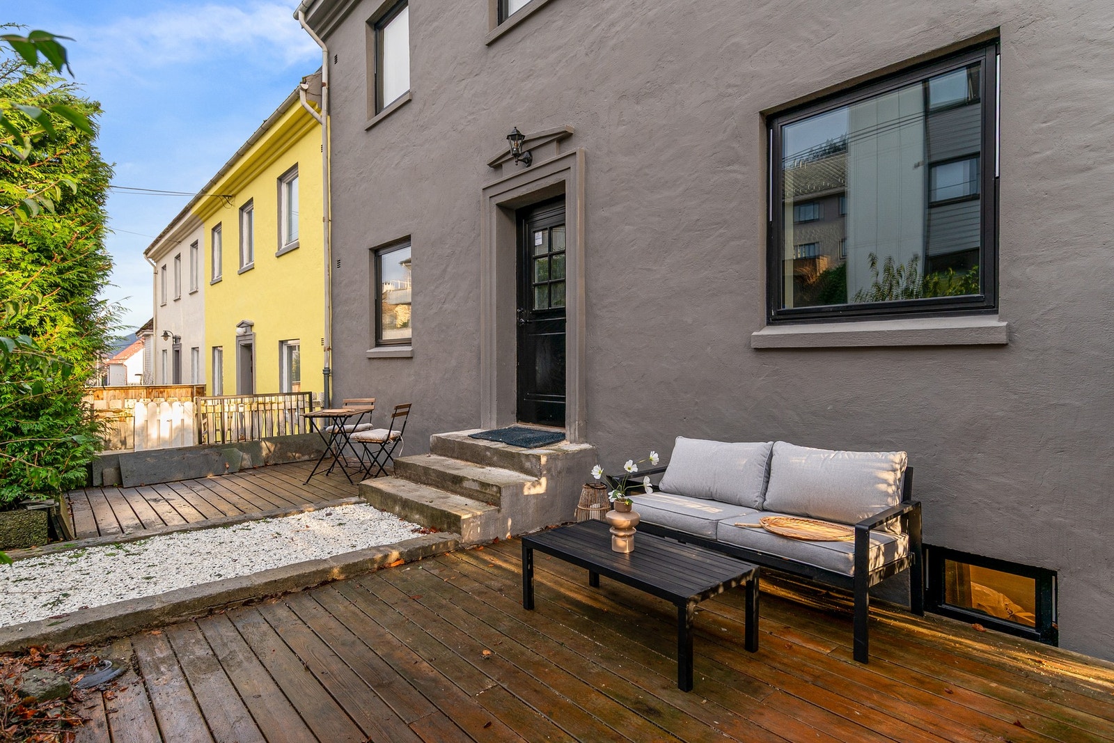 Koselig felles uteplass ved inngangspartiet. Galleribilde