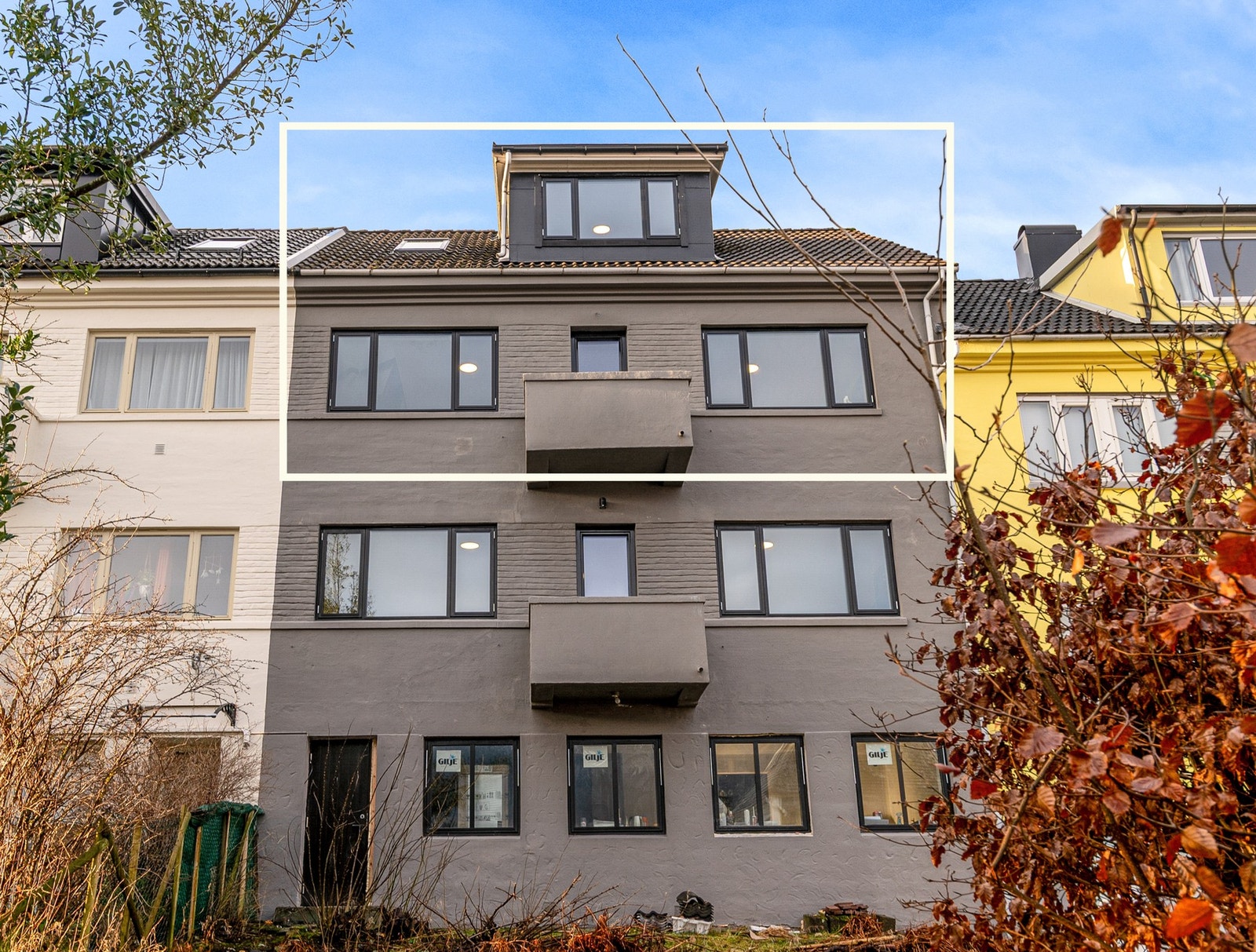 Leiligheten ligger fint til i de to øverste etasjene i bygget. Galleribilde