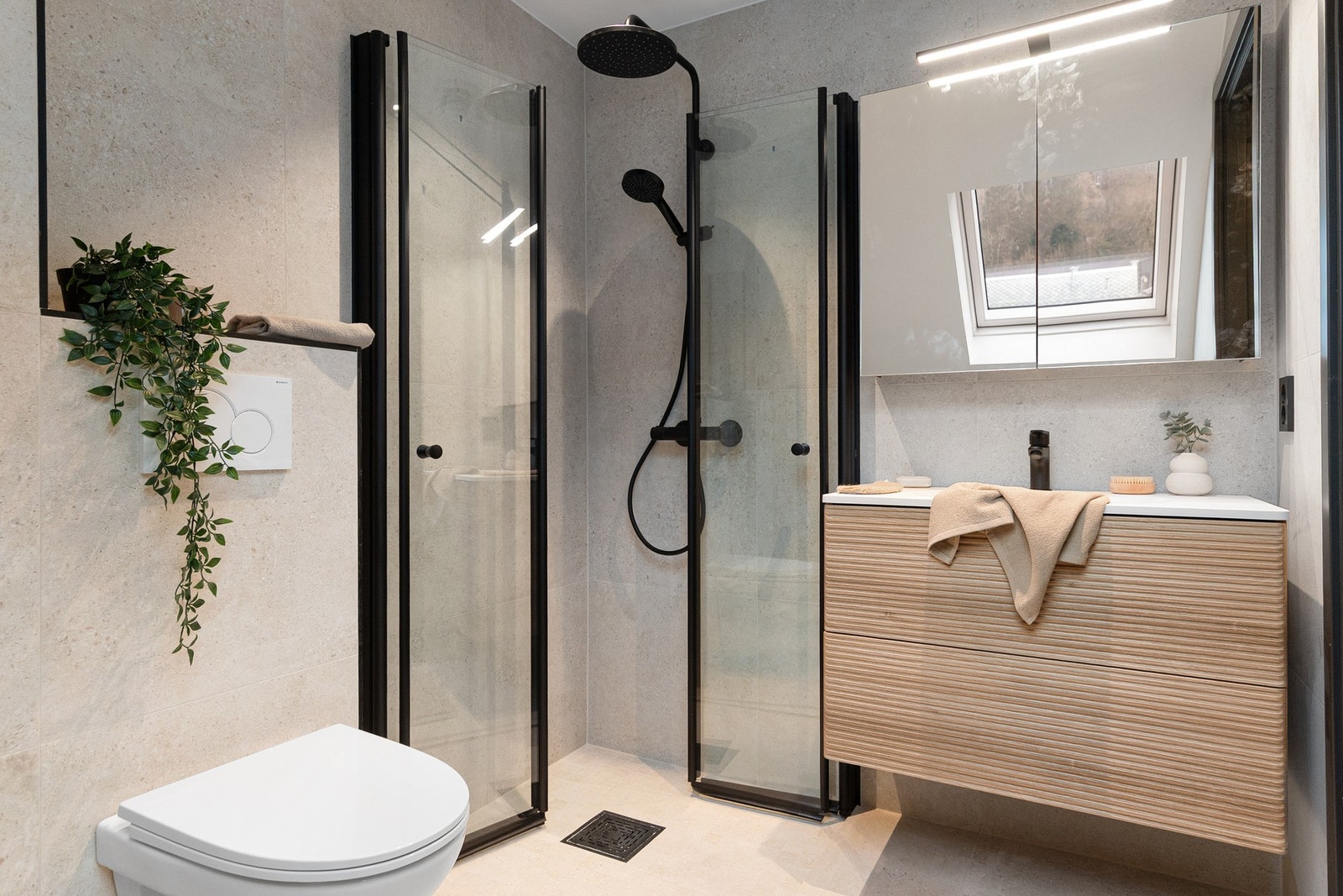 Leiligheten har to nyoppussede bad med flotte 60x60 fliser. Galleribilde