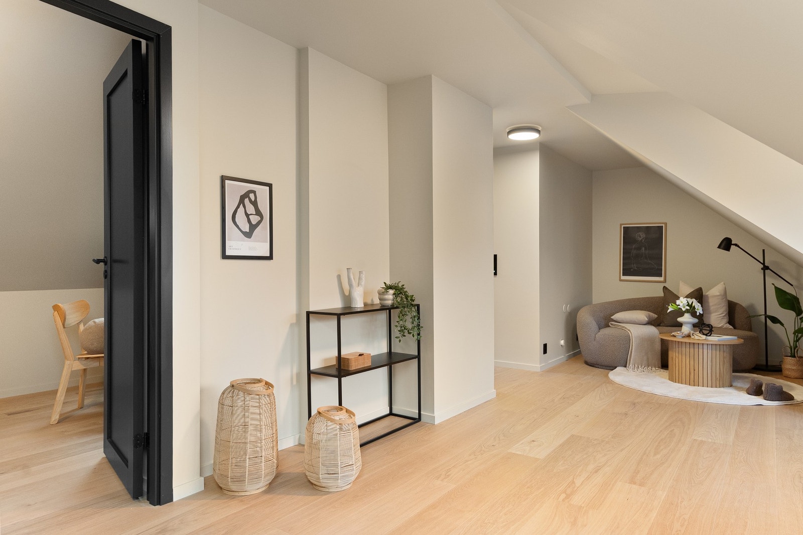 Det er lagt opp vann og avløp mellom bad og loftsstue, hvis man ønsker å montere kjøkken. Galleribilde