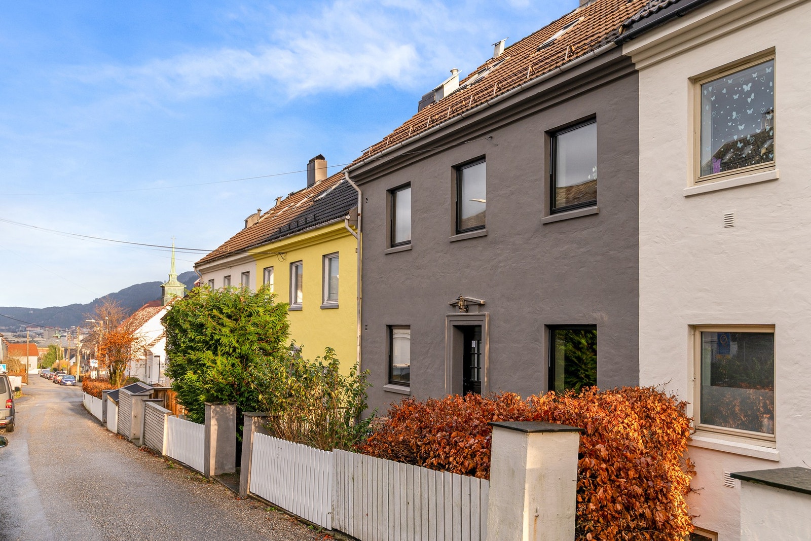 Soneparkering i gaten rett utenfor leiligheten. Galleribilde