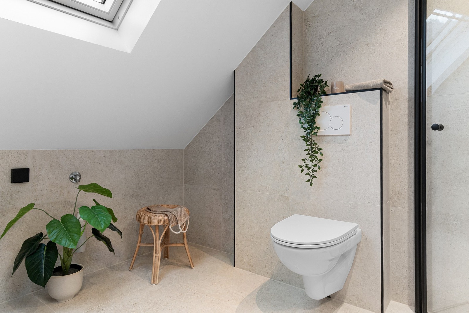 Lekkert bad med 60x60 fliser. Innredet med vegghengt toalett, servant med innredning, speilskap, sammenleggbare dusjdører og opplegg for vaskemaskin. Galleribilde