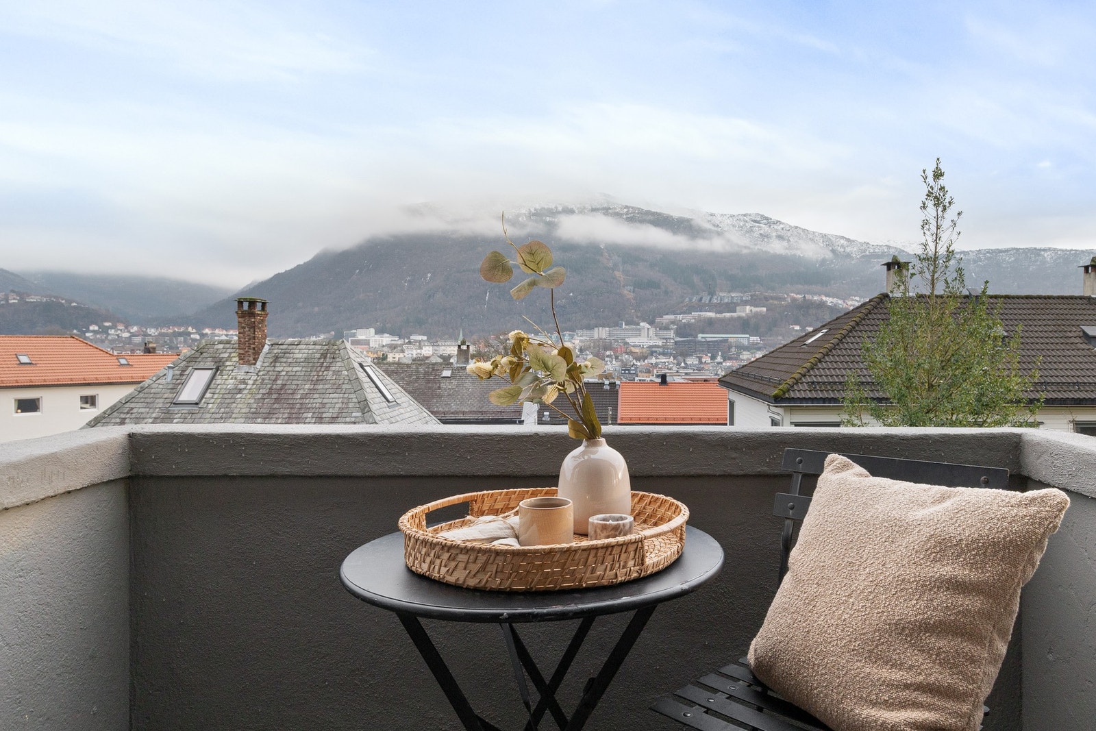 Balkongen måler 1,9 m² og har plass til et lite kafé sett. Galleribilde