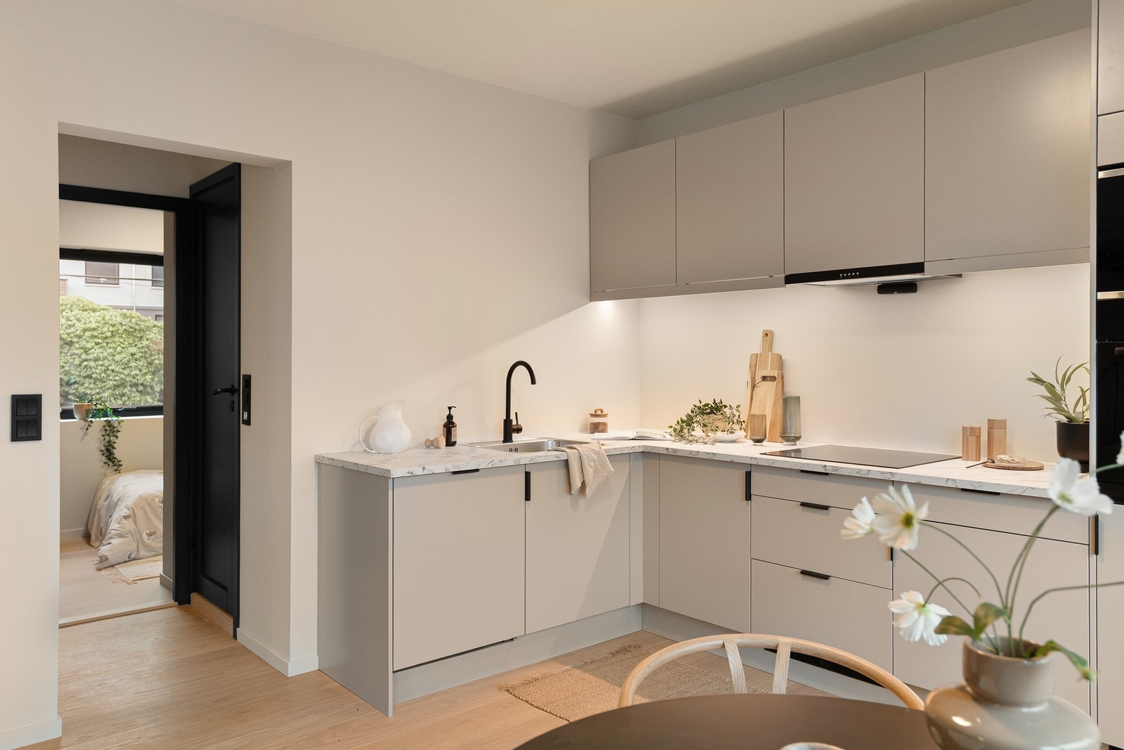 På kjøkkenet er det integrert induksjonsplatetopp, stekeovn, mikrobølgeovn, oppvaskmaskin og kjøl- og fryseskap. Alle hvitevarene er nye. Galleribilde