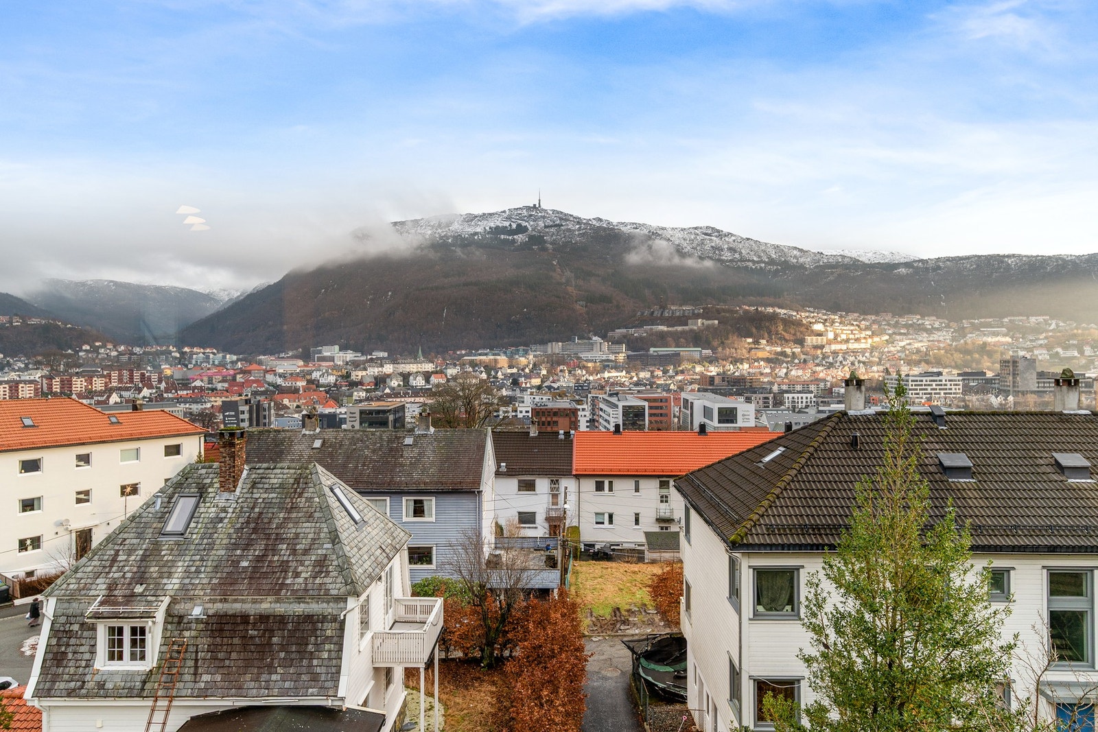 Det er nydelig utsikt opp mot Ulriken. Galleribilde