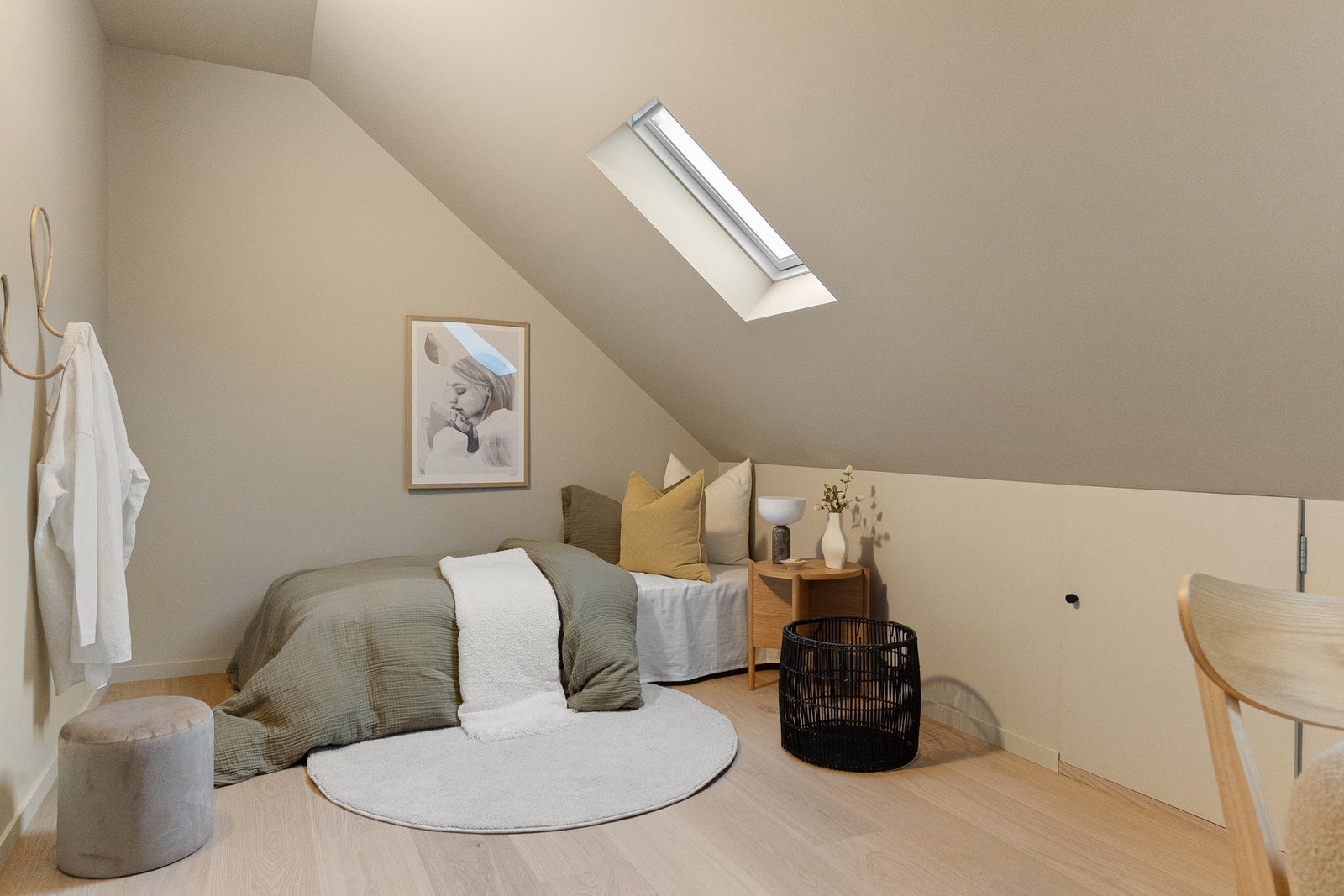 Er er det god plass til seng, garderobe og tilhørende møblement. Galleribilde