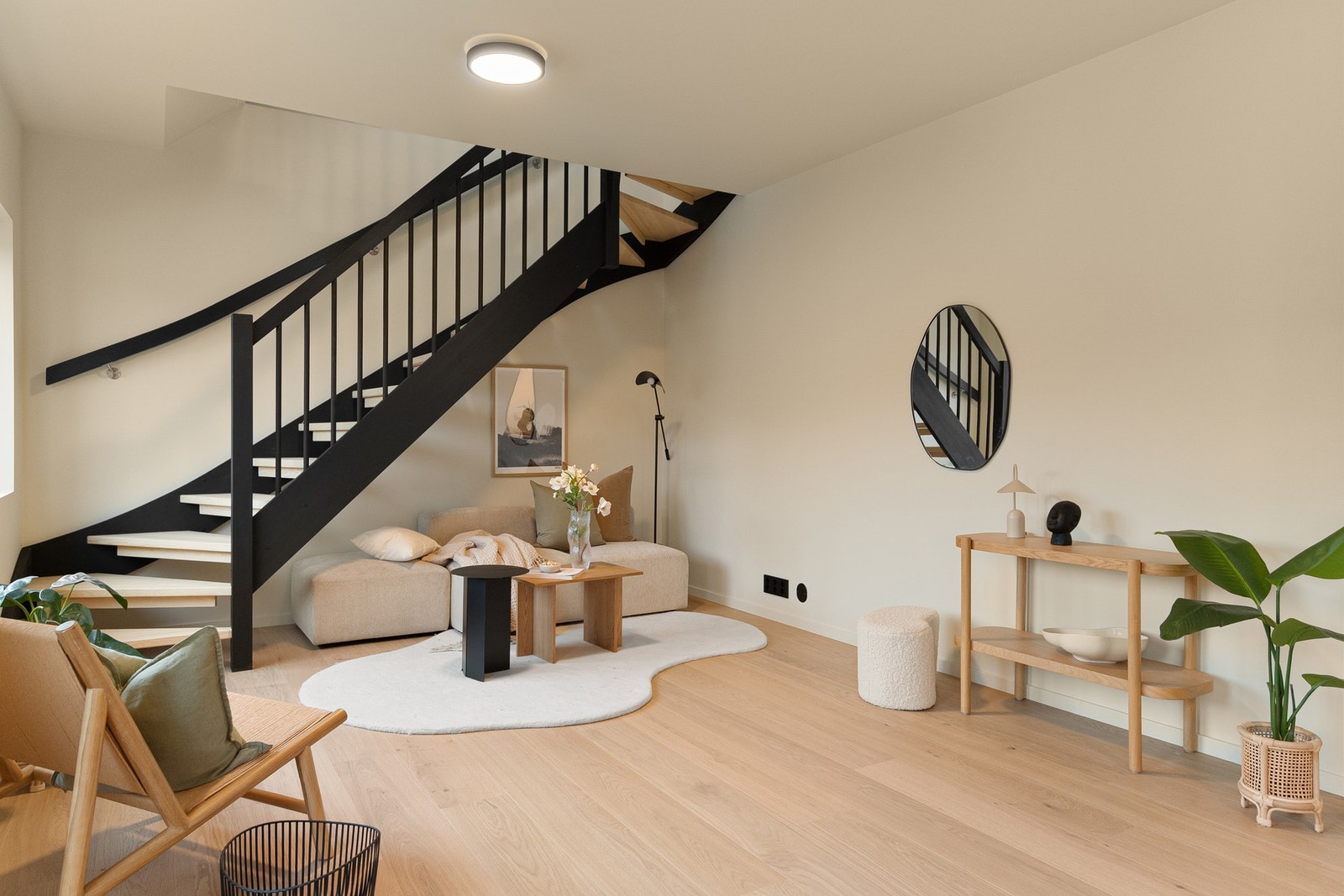 Det er lagt flott 1-stavs hvitpigmentert eikeparkett i hele leiligheten. Galleribilde