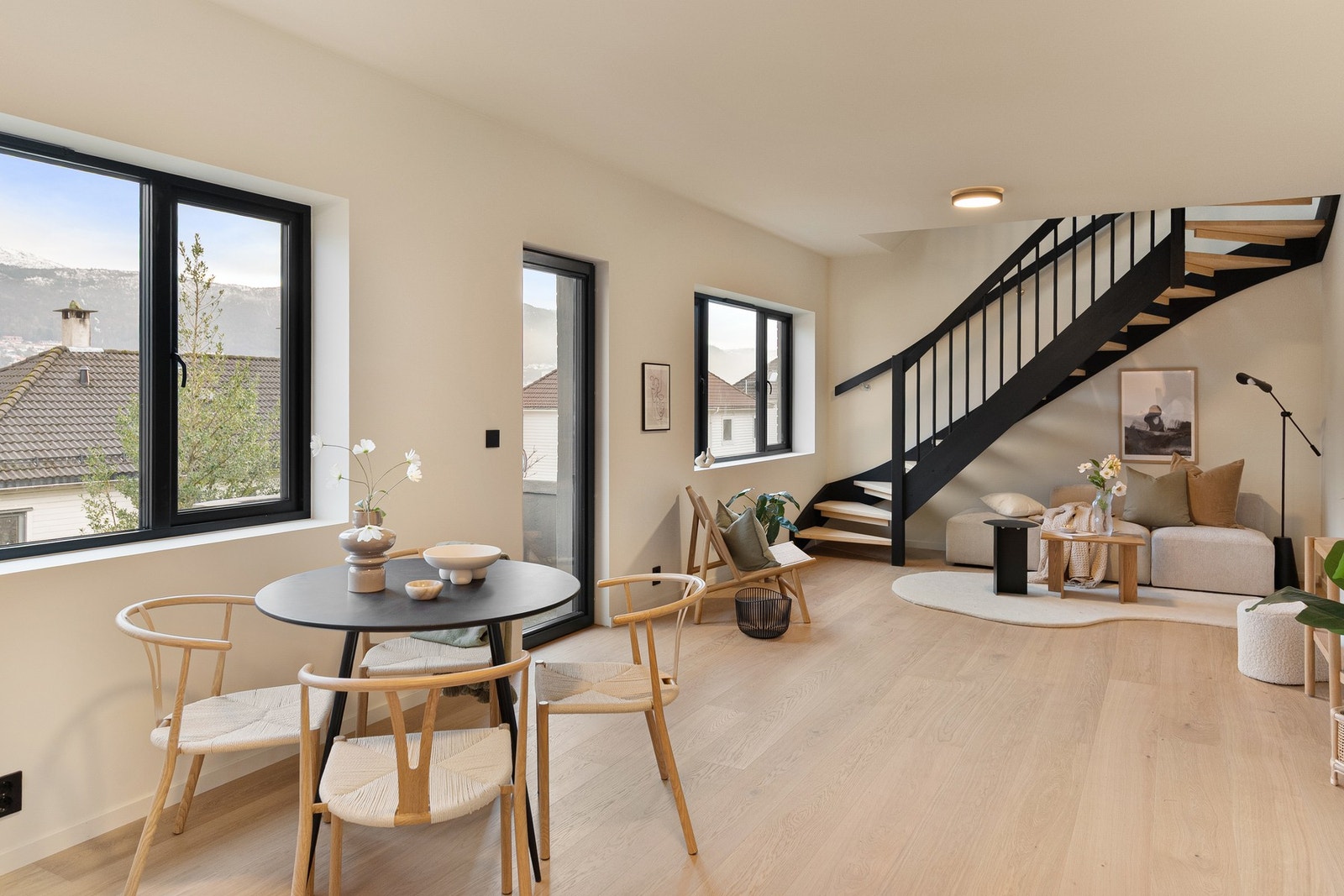 Store vindusflater som sørger for å slippe inn den flotte utsikten og gir rikelig med naturlig lysinnslipp. Galleribilde