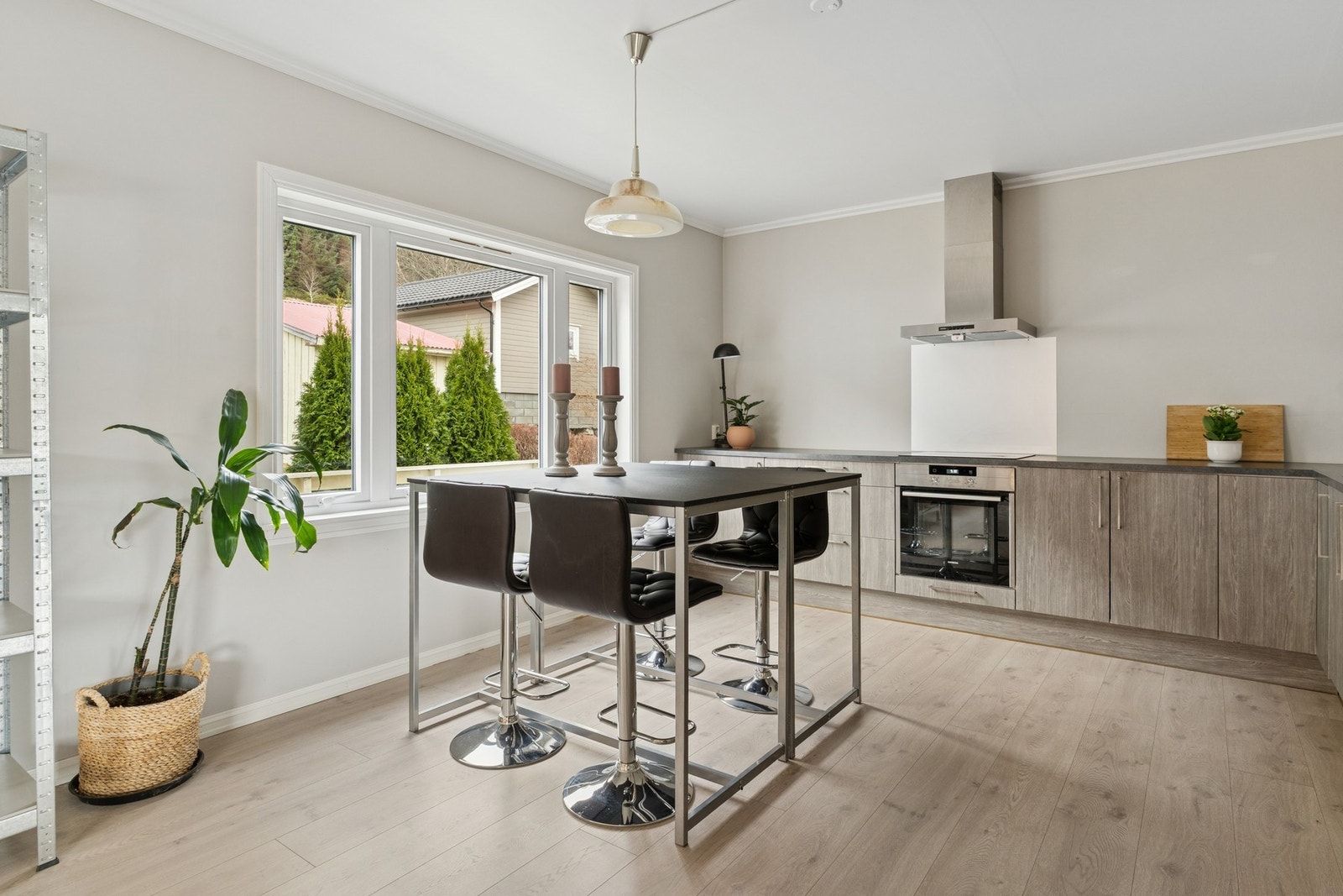 Flott kjøkken. Hvitevarer medfølger. Galleribilde