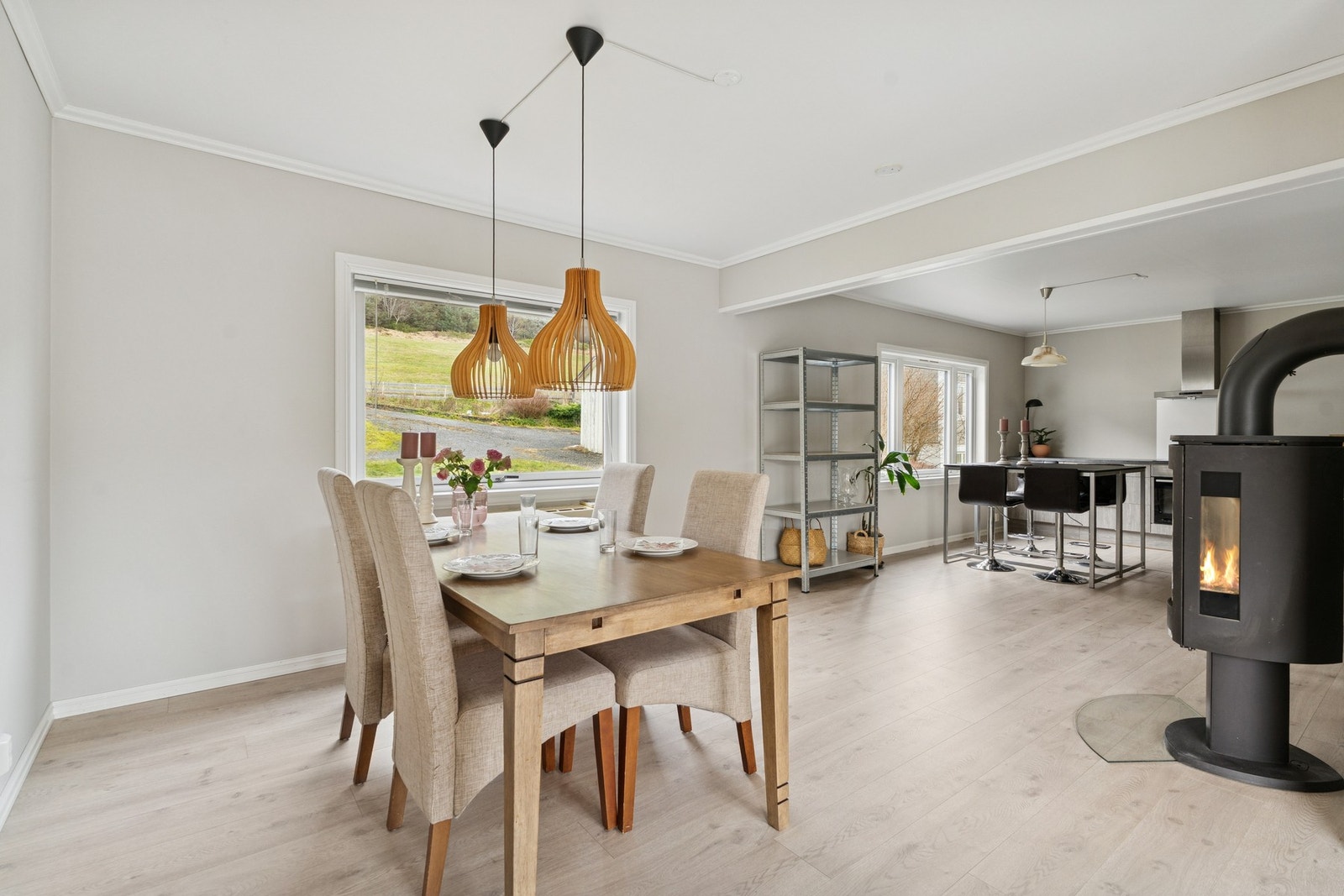 Stue/kjøkken. Ny vedovn er satt inn. Galleribilde