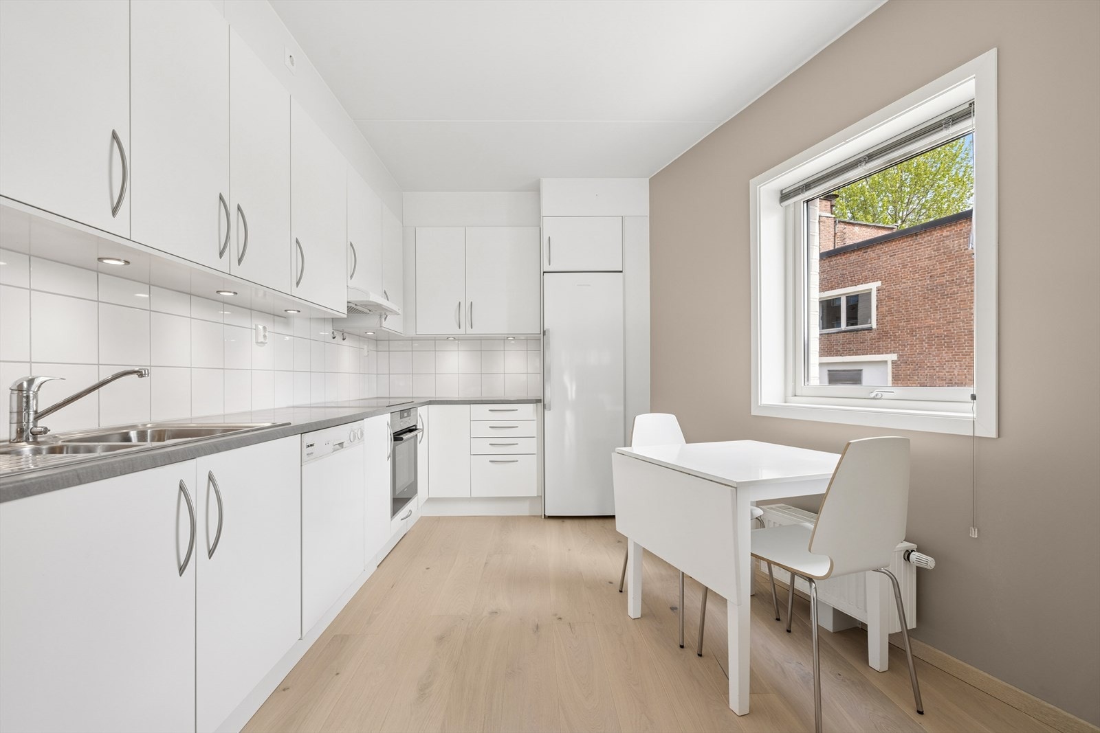 På kjøkkenet er det montert en innredning av merket Norema. Innredningen er pent behandlet og vedlikeholdt. Galleribilde