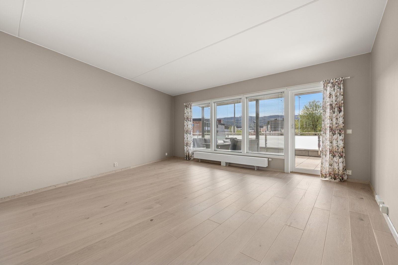 Det er radiatorer i boligrom, tilkoblet felles anlegg. Varmtvann leveres fra felles bereder. Varmekabler på bad. Galleribilde