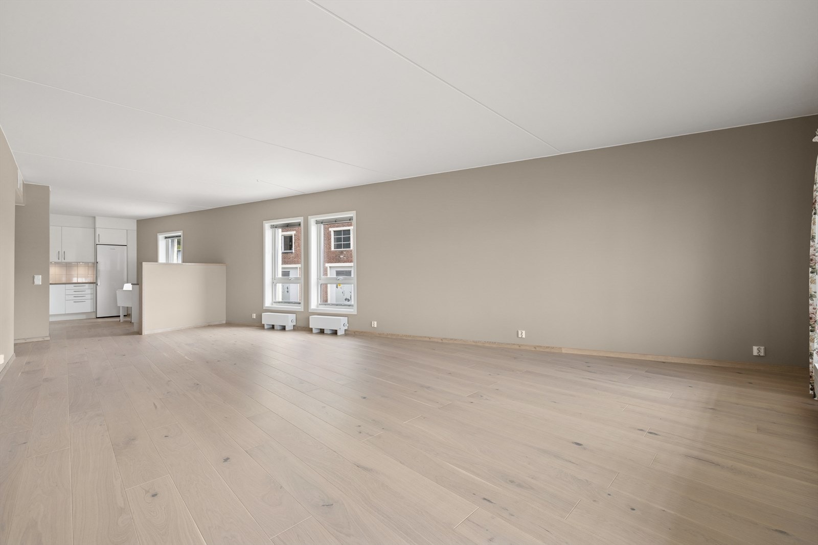 Romslig stue med nytt pakettgulv 2025. Vegger er nymalt 2025. Galleribilde