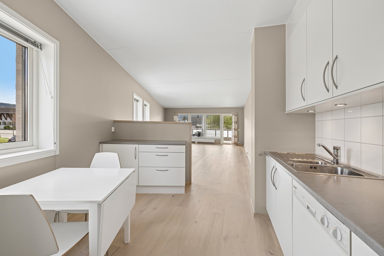 Det er laminert benkeplate og nedsenket oppvaskkum i stål. Galleribilde