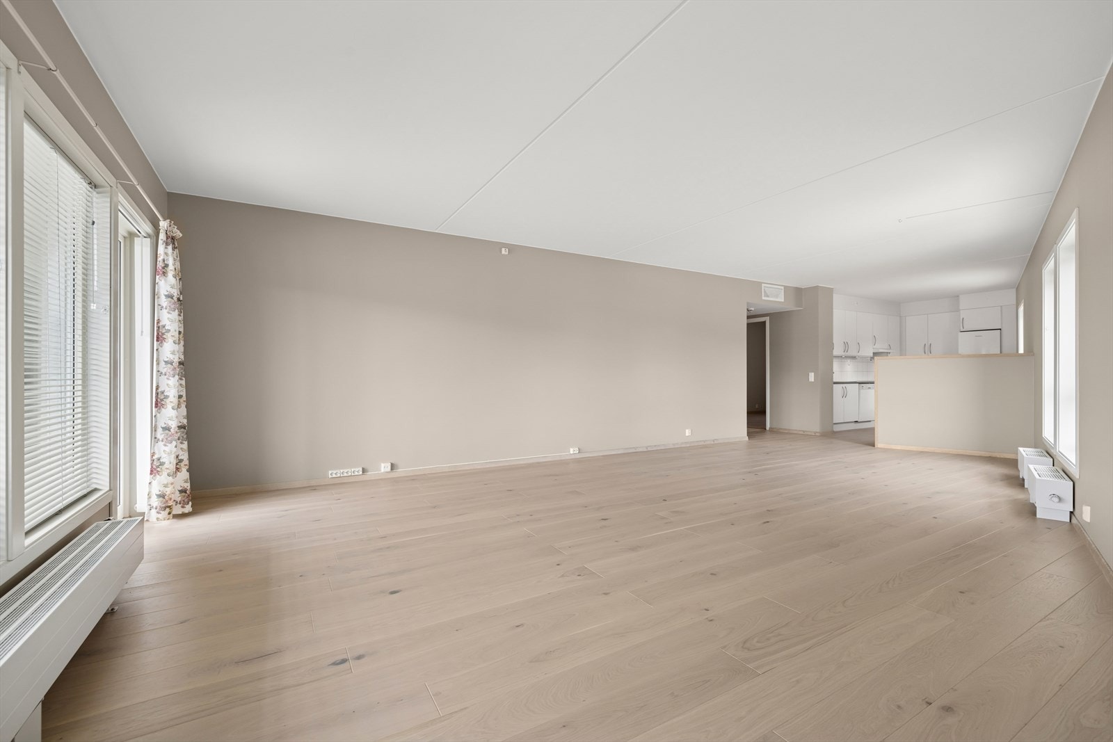 Selger har tegnet dobbel boligforsikring. Forsikringen gjelder fra budaksept. Forsikringen dekker faktiske ekstra boligkostnader med inntil kr 15 000 per måned i inntil 9 måneder, dersom kjøper ikke får solgt sin gamle bolig før overtakelse av den nye. Se Galleribilde